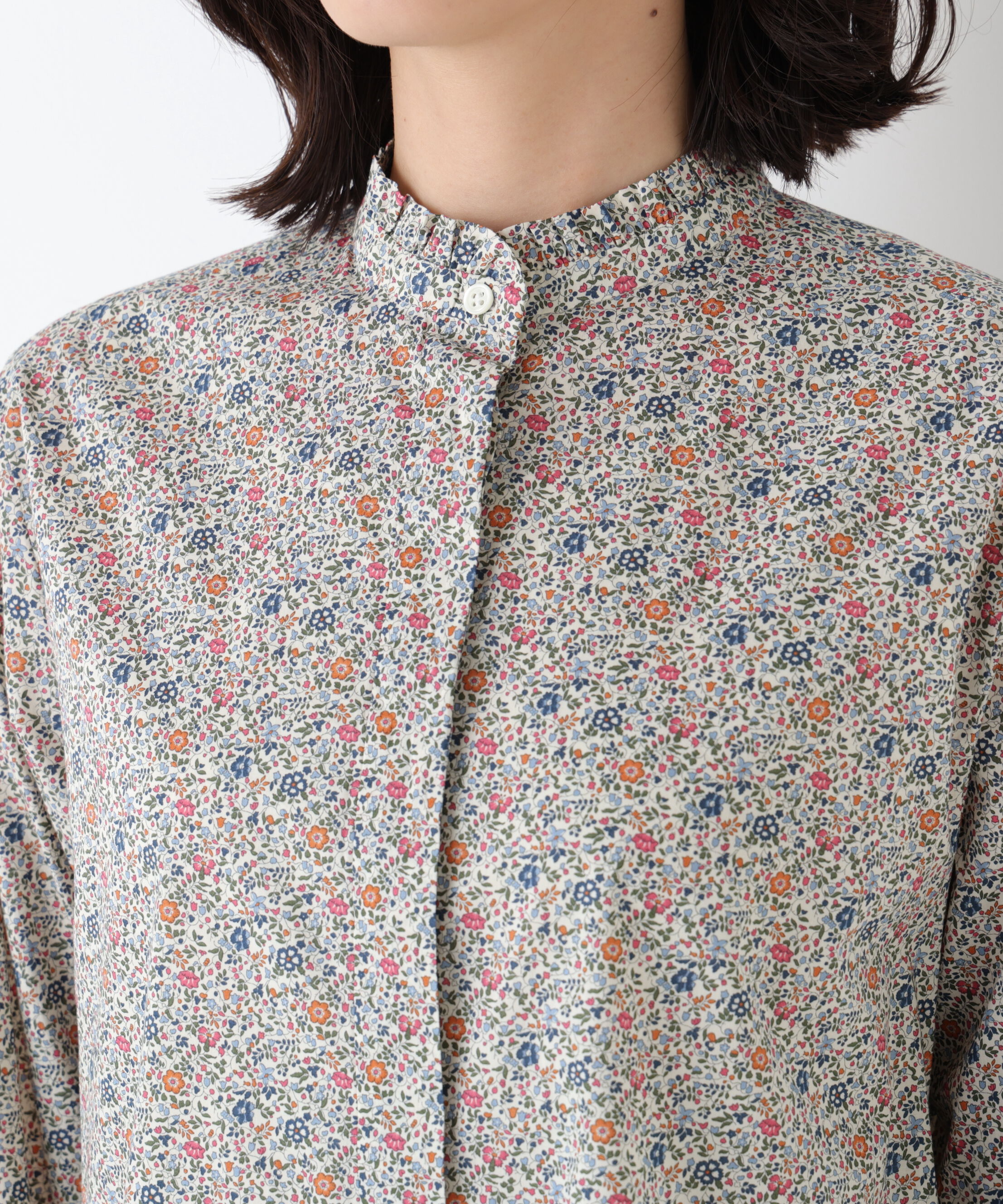  「《洗える》リバティ小花柄プリント スタンドフリルブラウス」|シャツ・ブラウス|