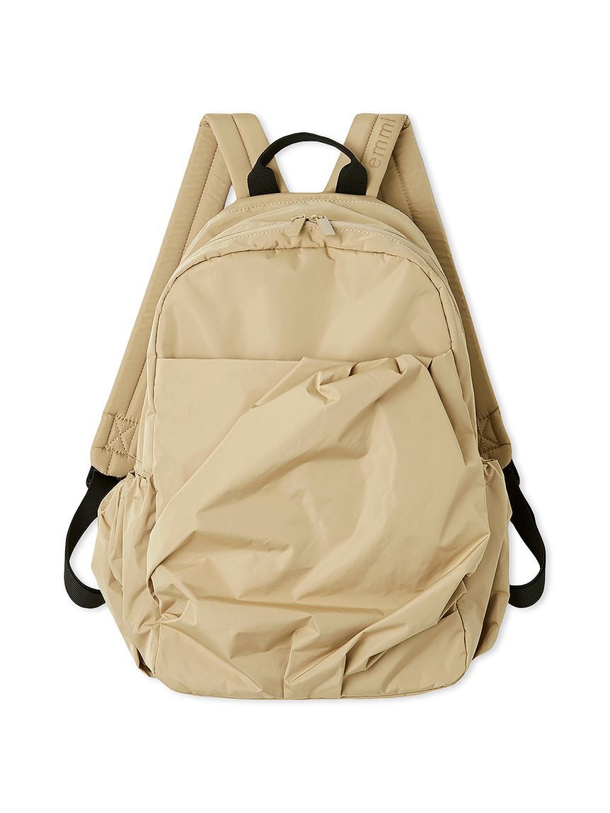 emmi atelier「【ONLINE限定カラー】eco 撥水ギャザーボディーバックパック」|リュック|BEG