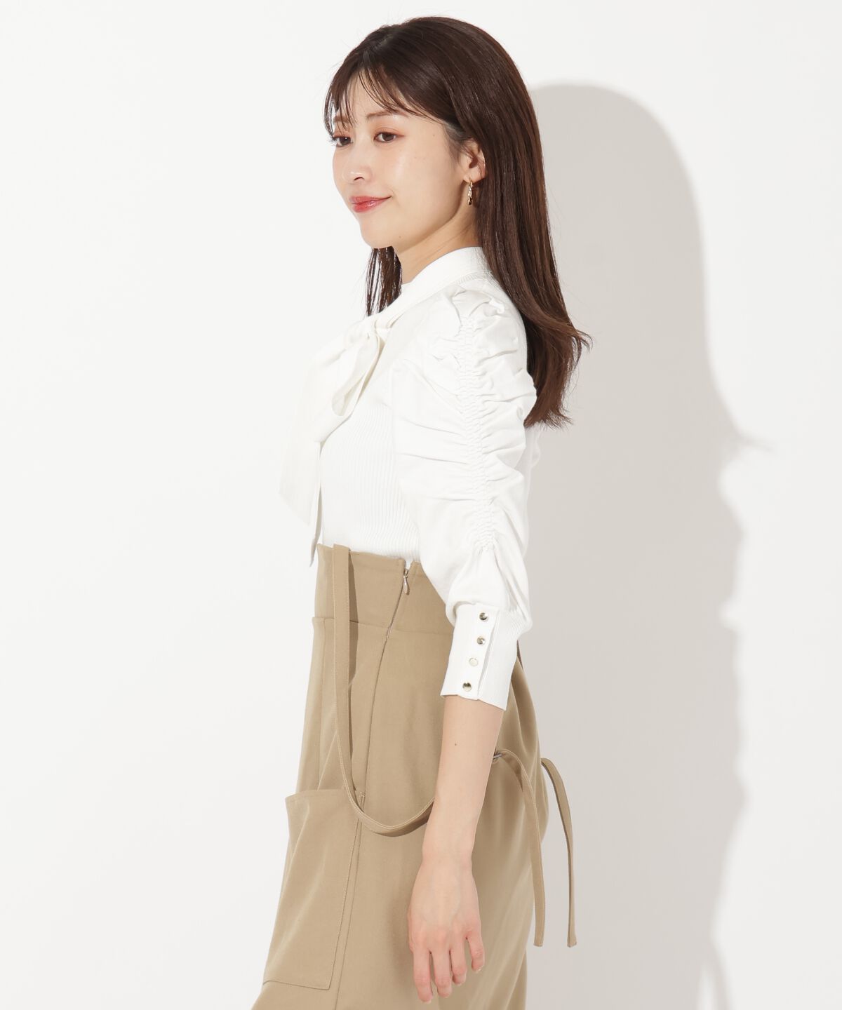 アンドクチュール「袖ギャザーボウタイ付きニットプルオーバー」|ニット・セーター|