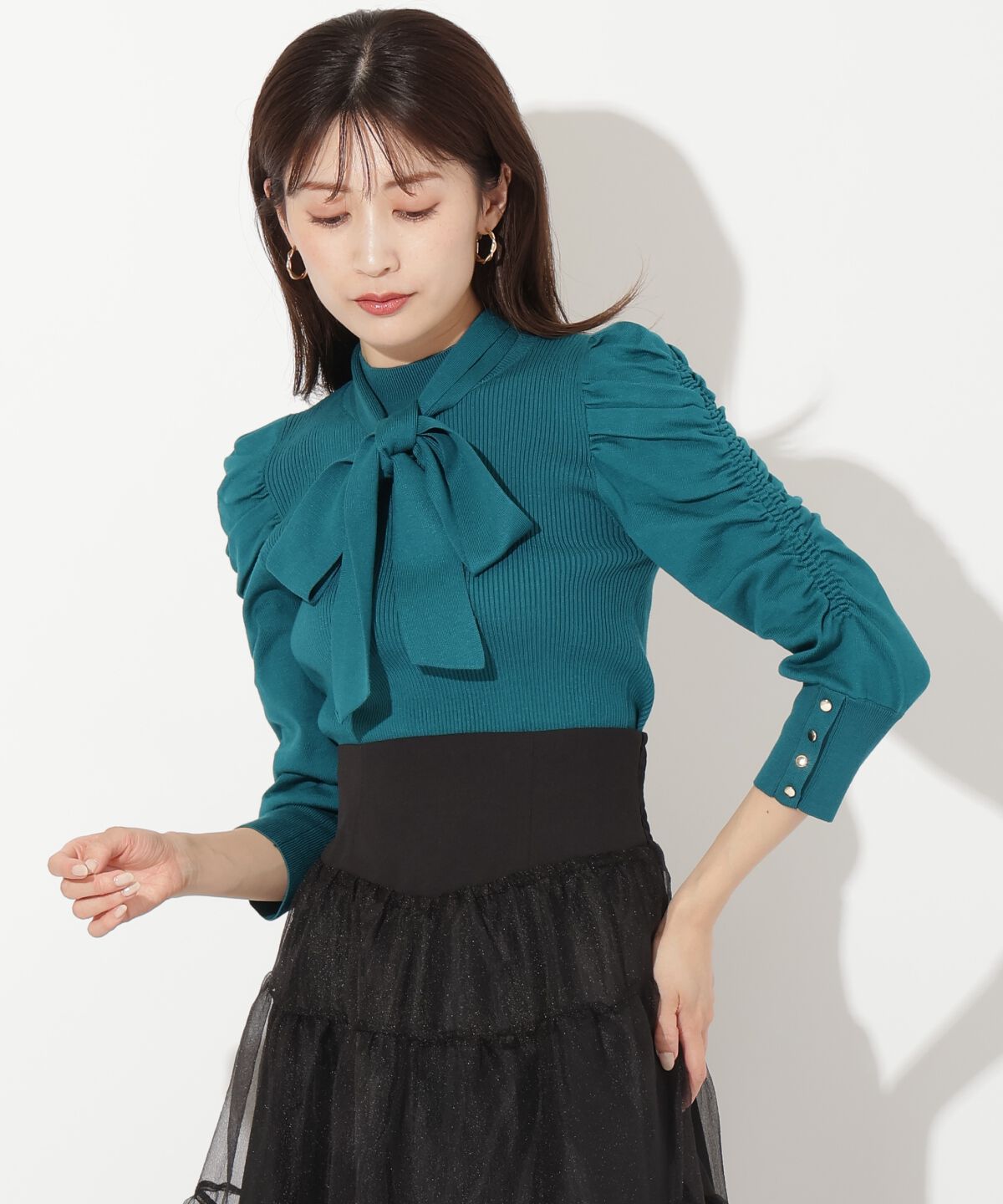 アンドクチュール「袖ギャザーボウタイ付きニットプルオーバー」|ニット・セーター|