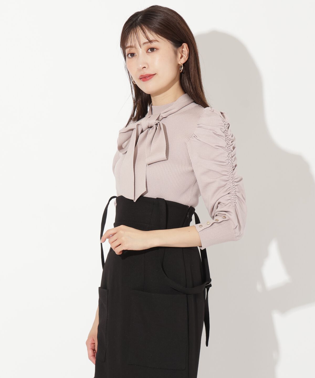 アンドクチュール「袖ギャザーボウタイ付きニットプルオーバー」|ニット・セーター|