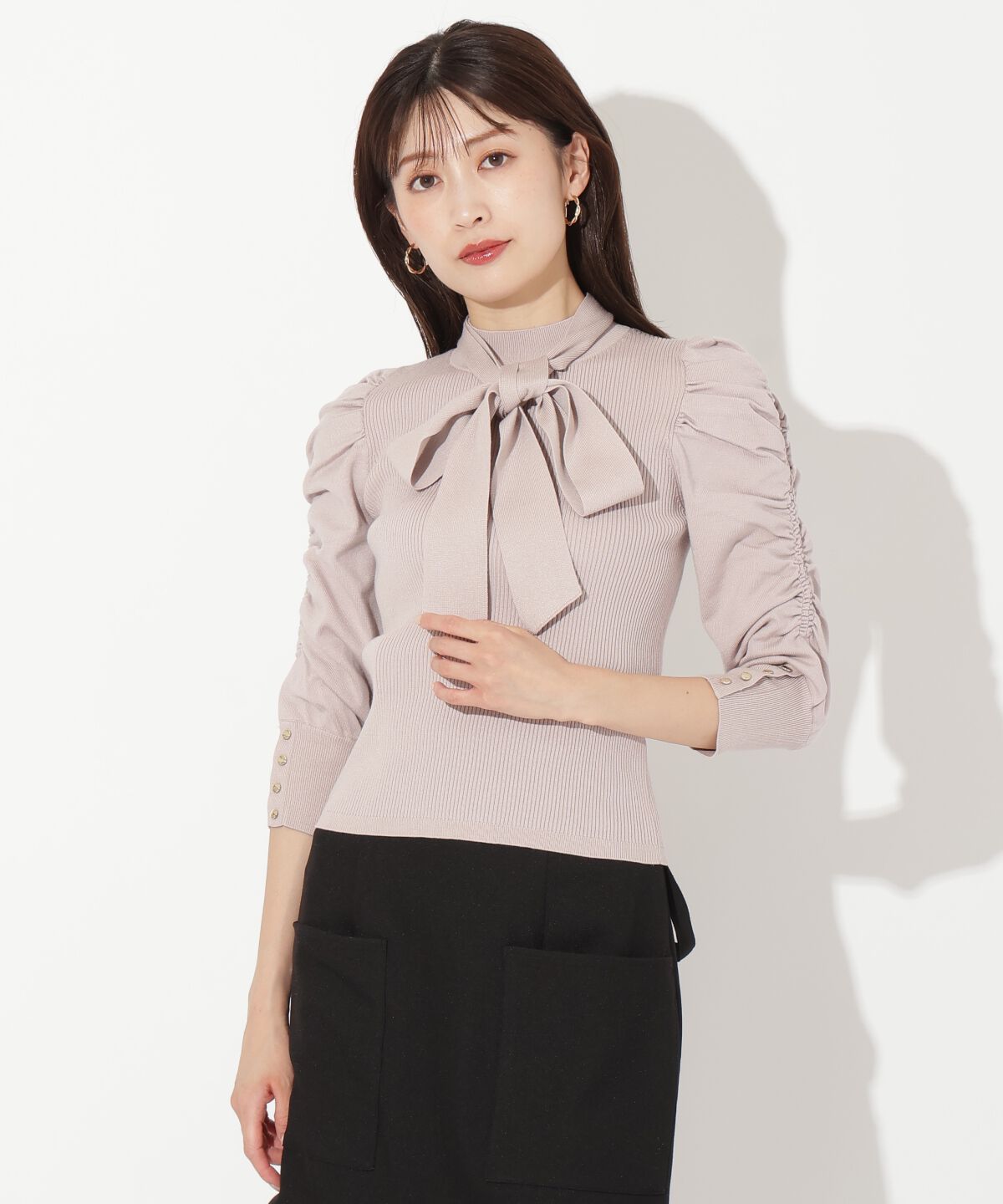 アンドクチュール「袖ギャザーボウタイ付きニットプルオーバー」|ニット・セーター|