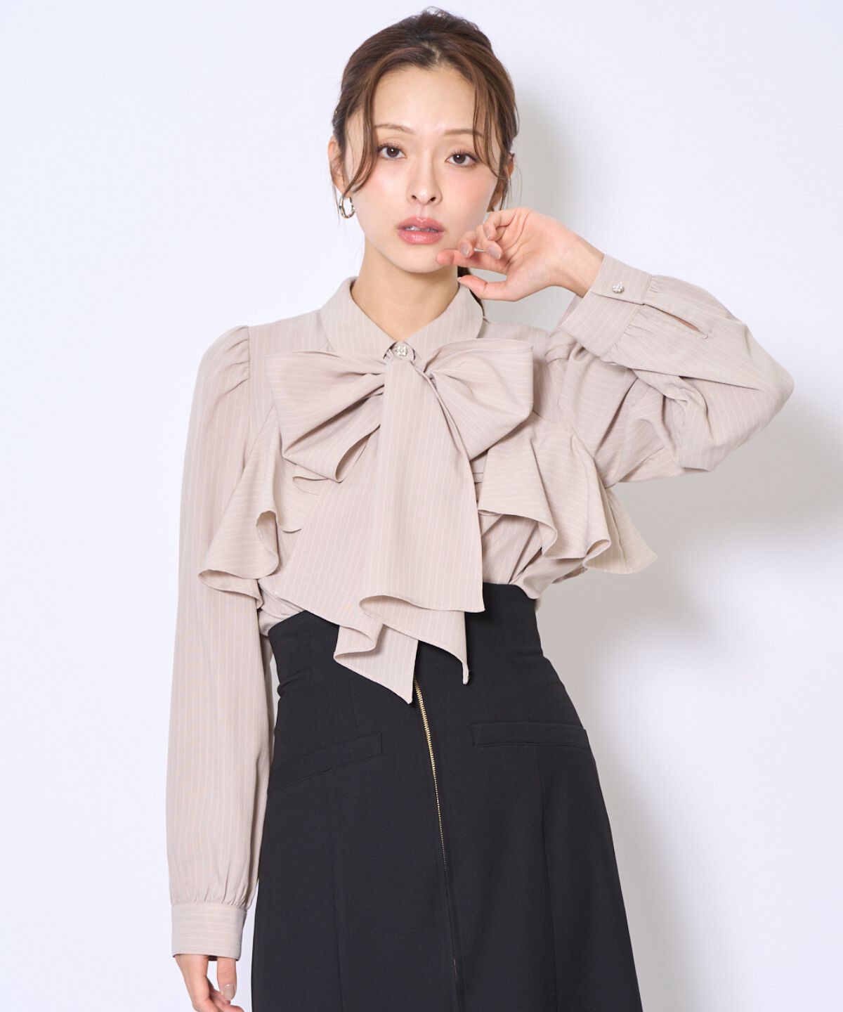 アンドクチュール「ビジューボタンフリルケープ長袖ブラウス」|シャツ・ブラウス|