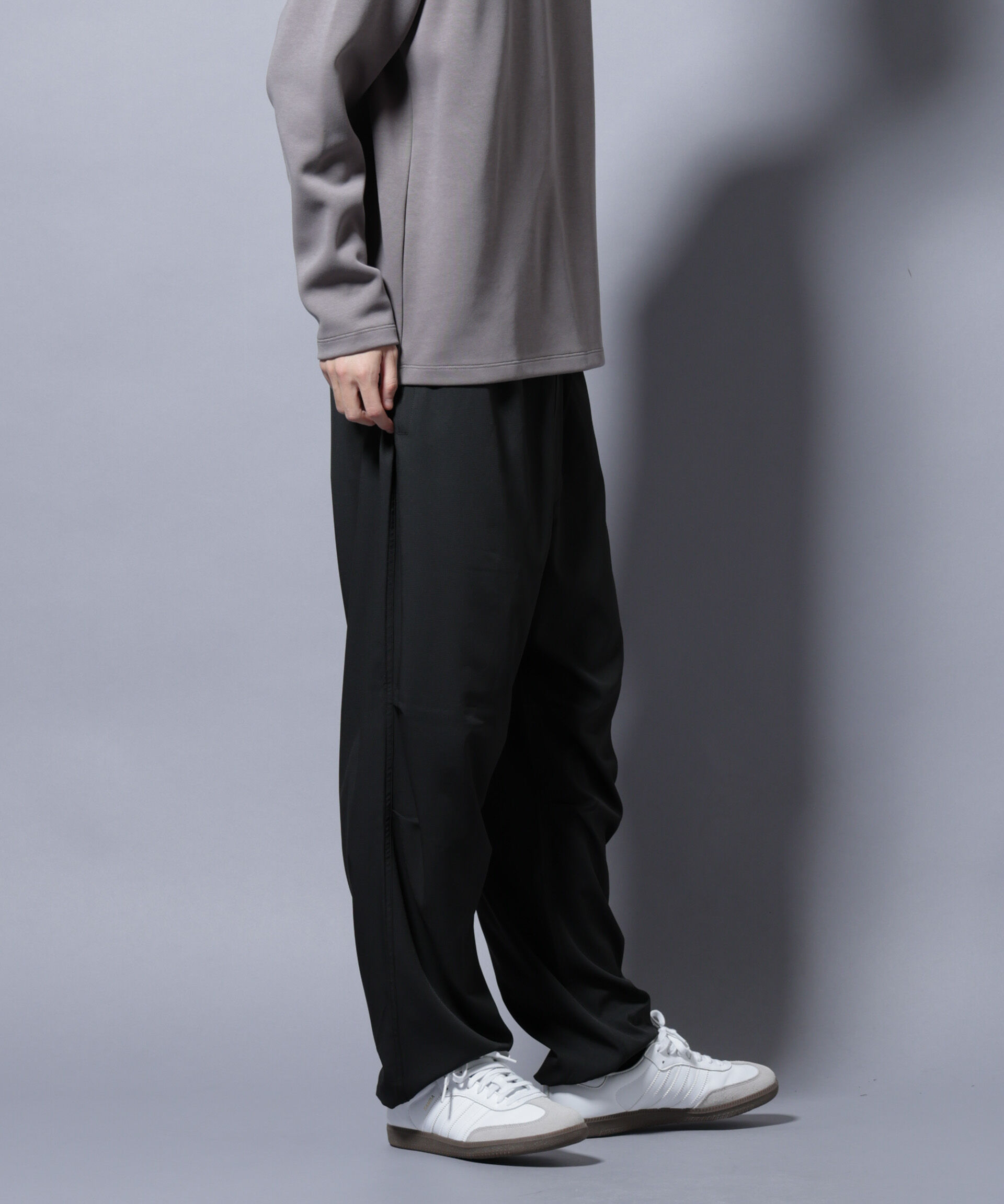 nano･universe「「NJ/CLUB」ワンポイントロゴトラックパンツ」|チノ|ブラック