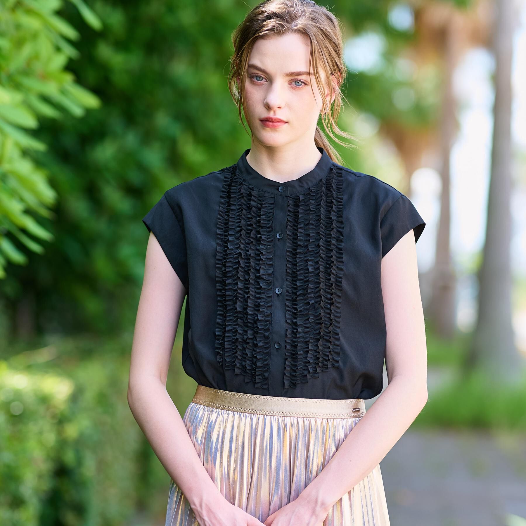 DRESSTERIOR「【撥水/UVカット/接触冷感】バンドカラーフレンチスリーブフリルブラウス」|シャツ・ブラウス|