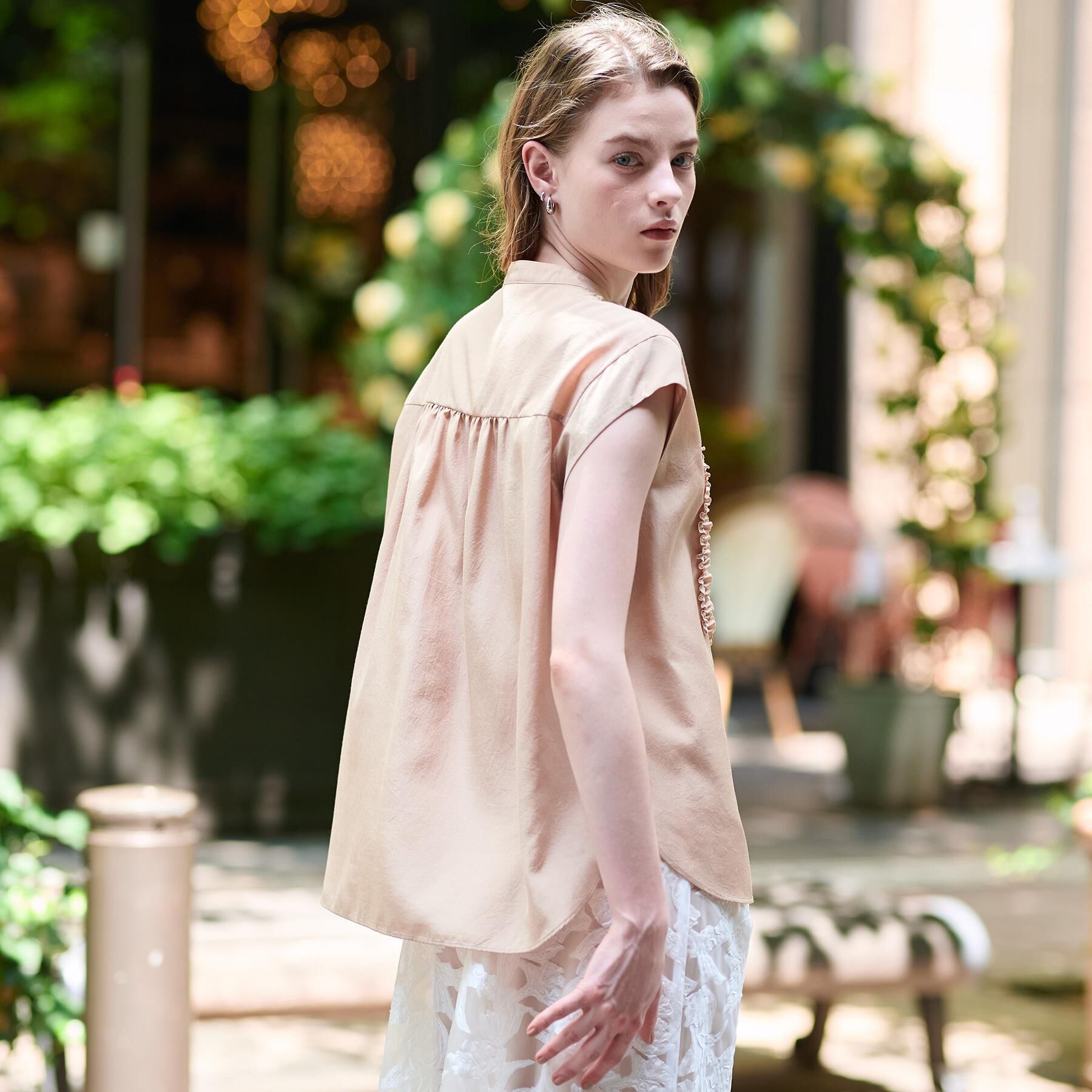 DRESSTERIOR「【撥水/UVカット/接触冷感】バンドカラーフレンチスリーブフリルブラウス」|シャツ・ブラウス|