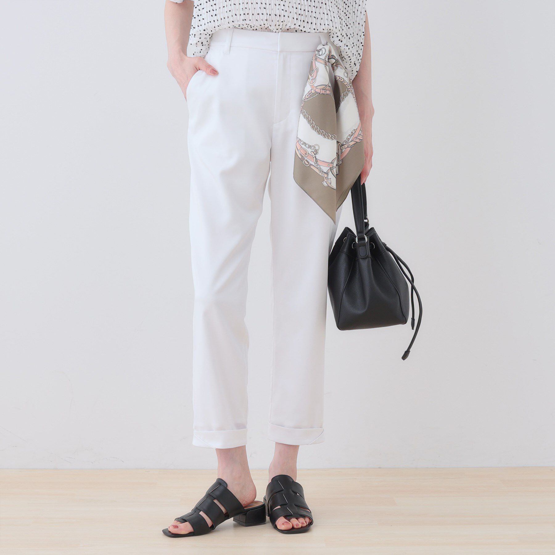 INDIVI「【洗える／高ストレッチ】クロップド丈サテンテーパードパンツ」|その他|ホワイト(001)