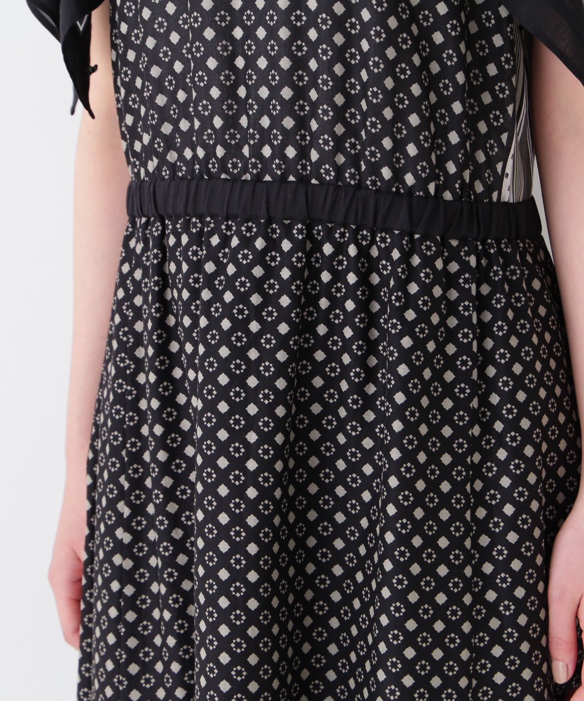  「◆コットンセルロースパネル幾何プリントフレアスリーブワンピース」|ワンピース|