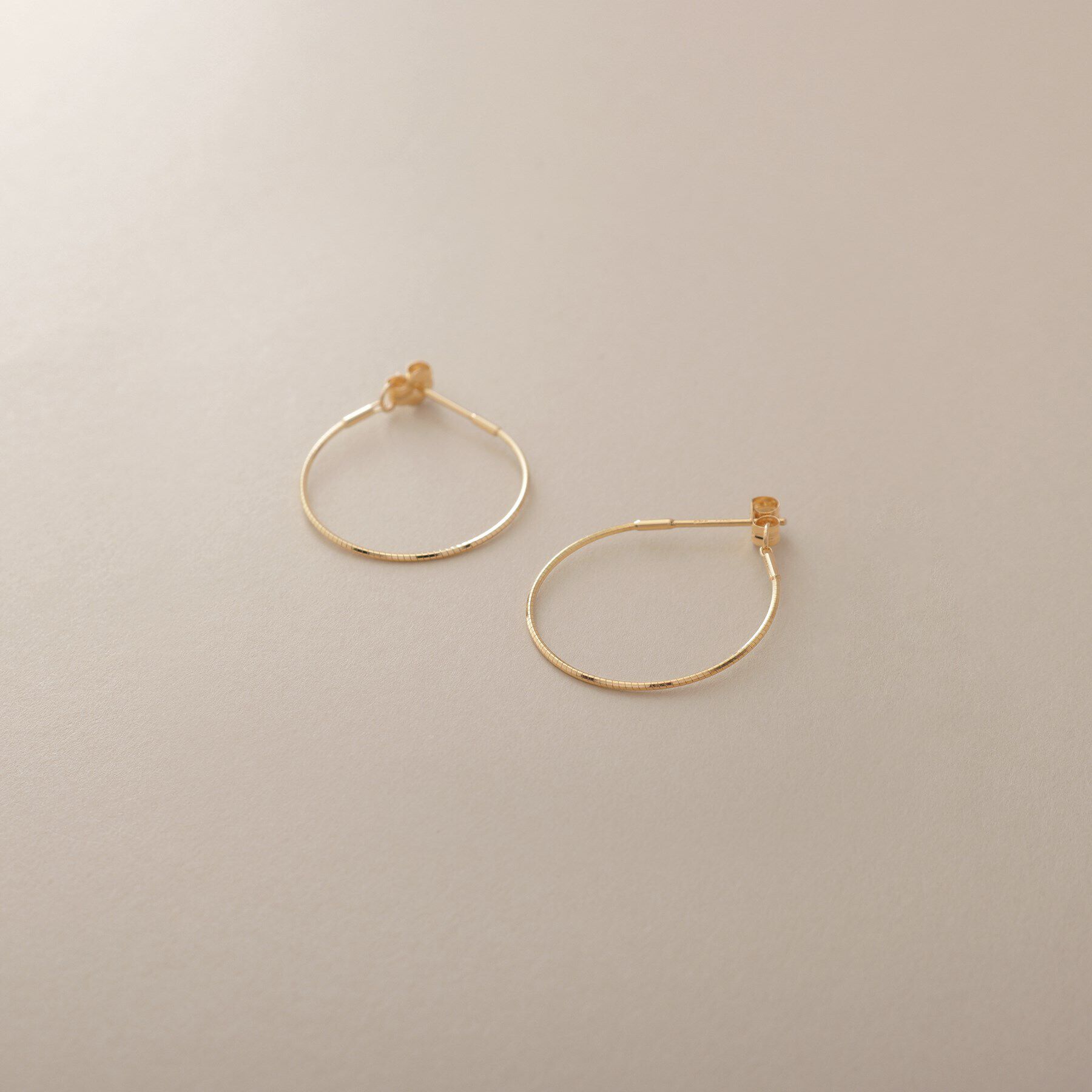 COCOSHNIK「K18オメガチェーン フープピアス小」|ピアス|