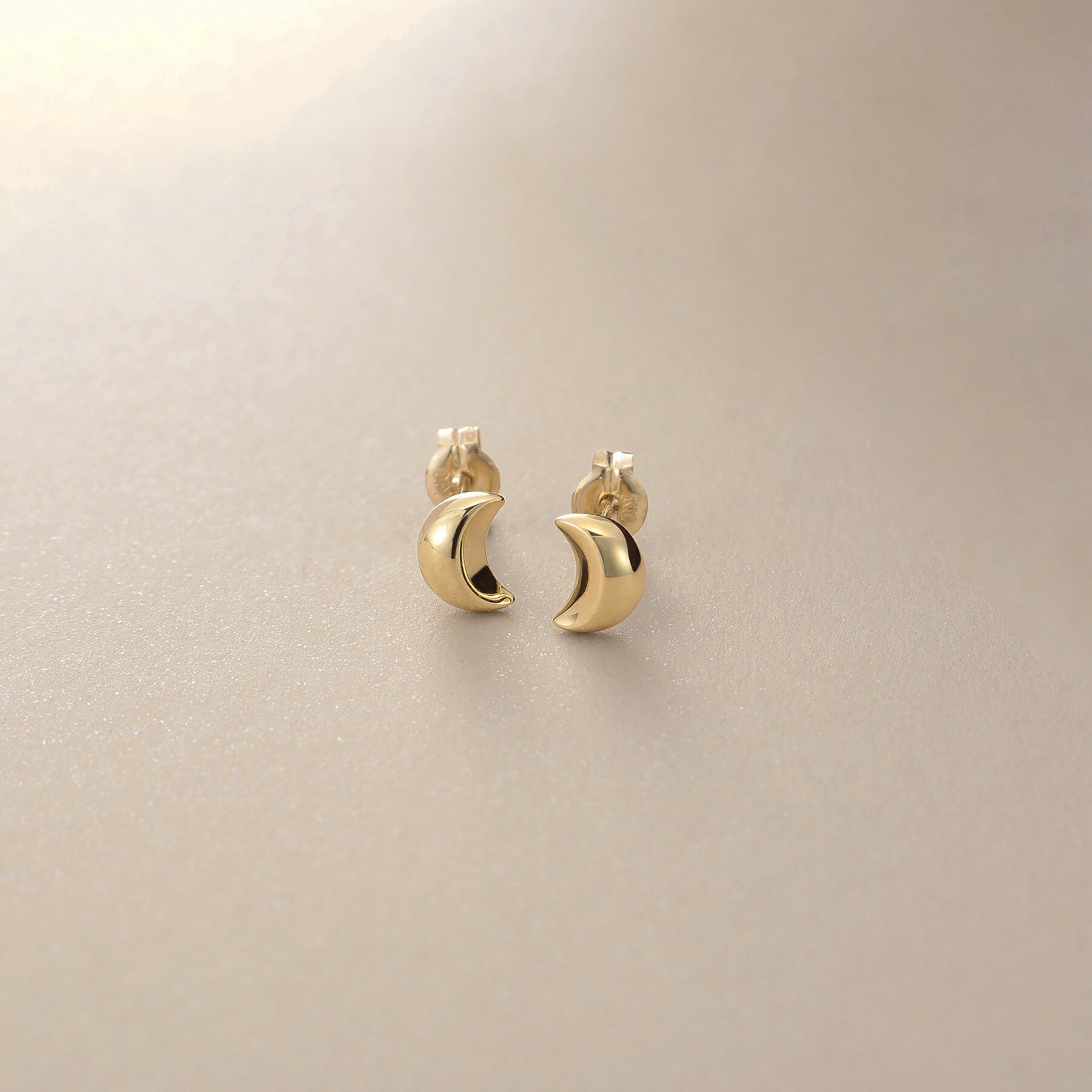 COCOSHNIK「K10【サステナブル】ムーンシェイプ スタッドピアス」|ピアス|