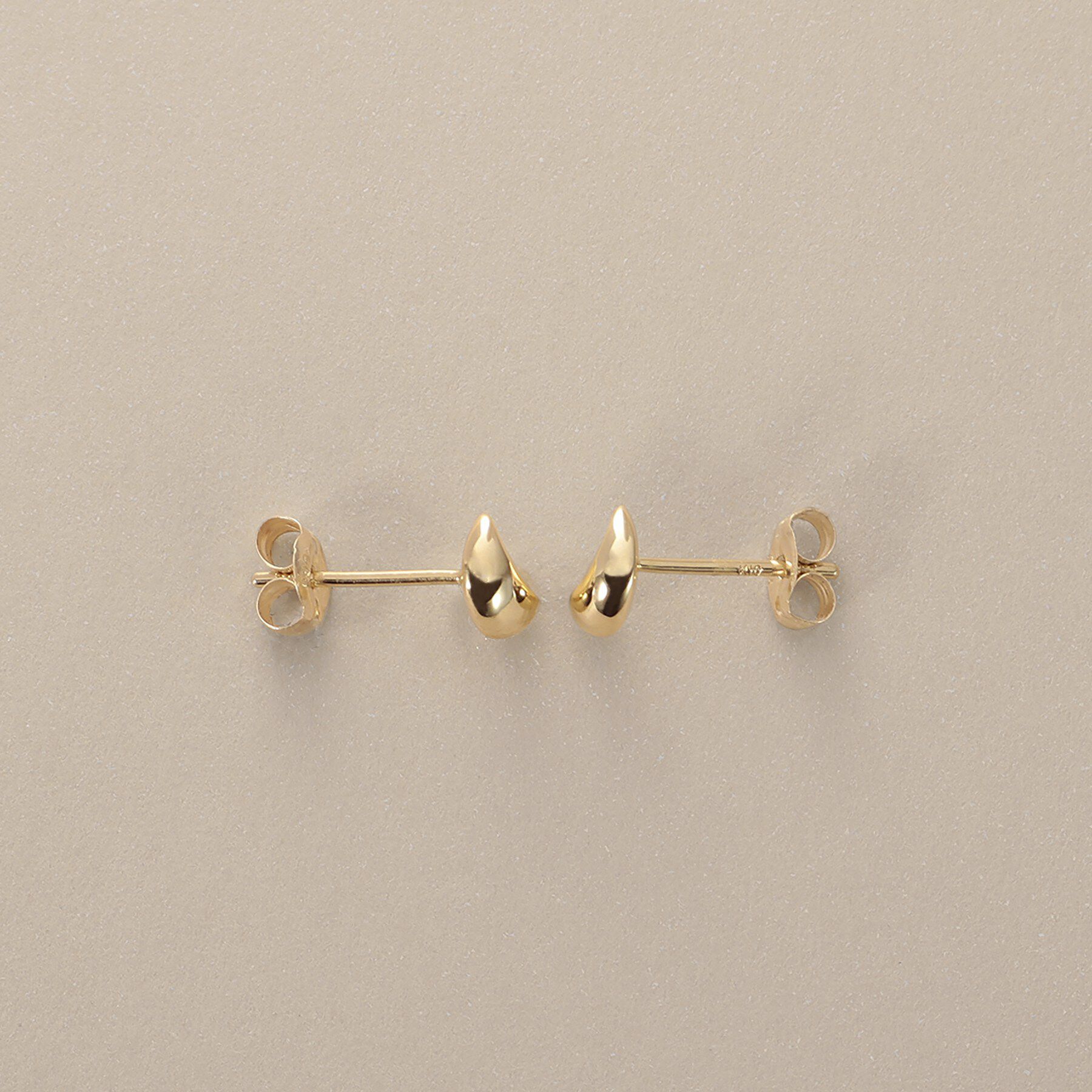 COCOSHNIK「K10【サステナブル】ムーンシェイプ スタッドピアス」|ピアス|