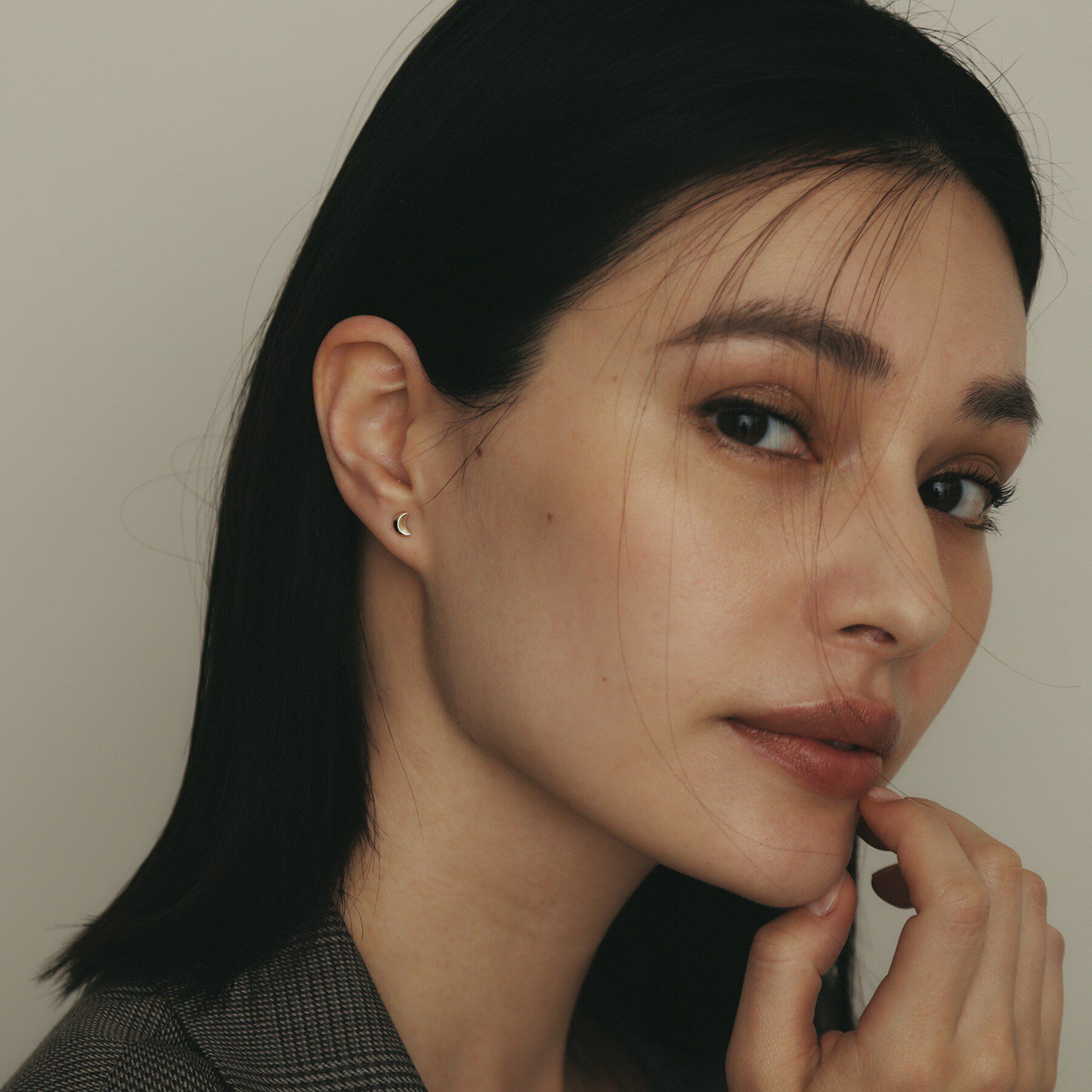 COCOSHNIK「K10【サステナブル】ムーンシェイプ スタッドピアス」|ピアス|