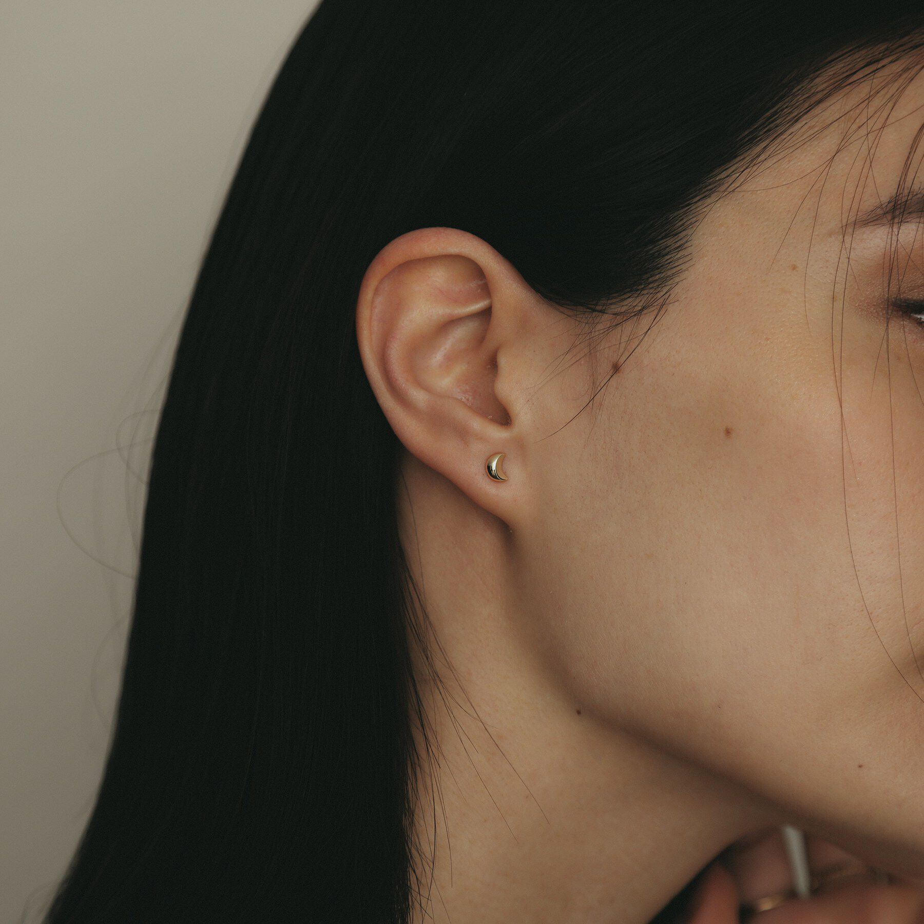 COCOSHNIK「K10【サステナブル】ムーンシェイプ スタッドピアス」|ピアス|