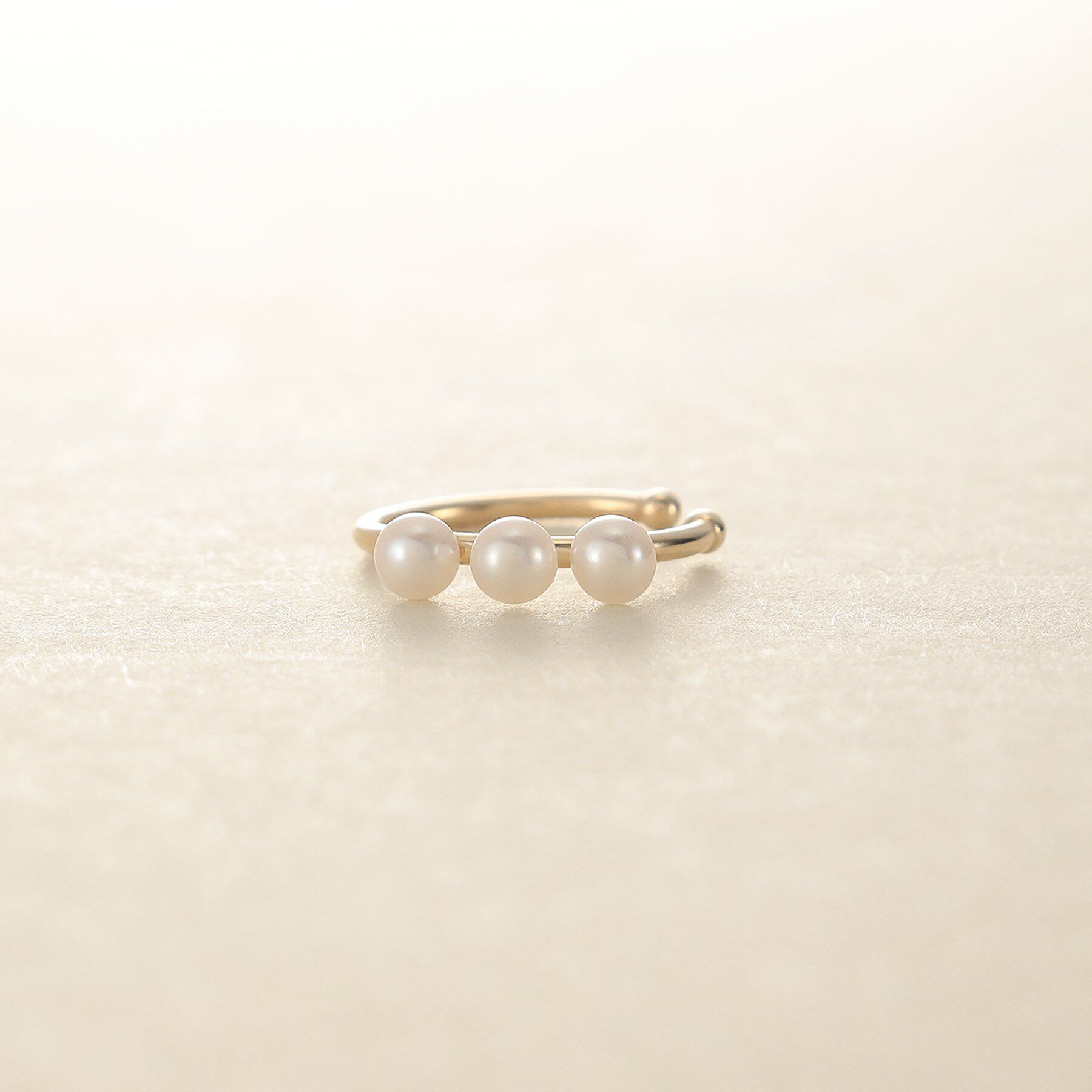 COCOSHNIK ONKITSCH「K10トリプルパールイヤーカフ」|イヤリング|