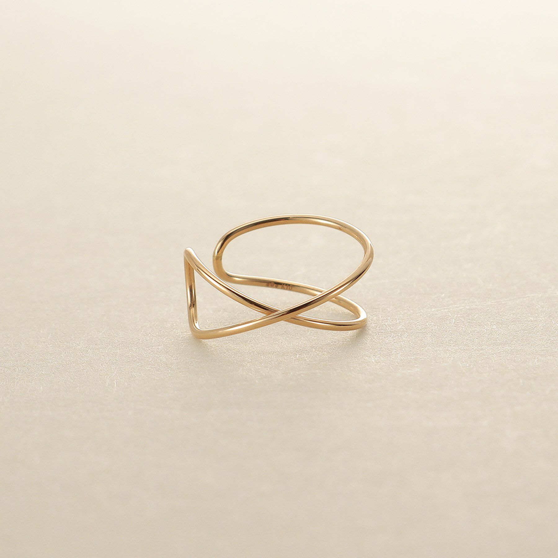 COCOSHNIK ONKITSCH「K10ワンストローククロスイヤーカフ」|イヤリング|