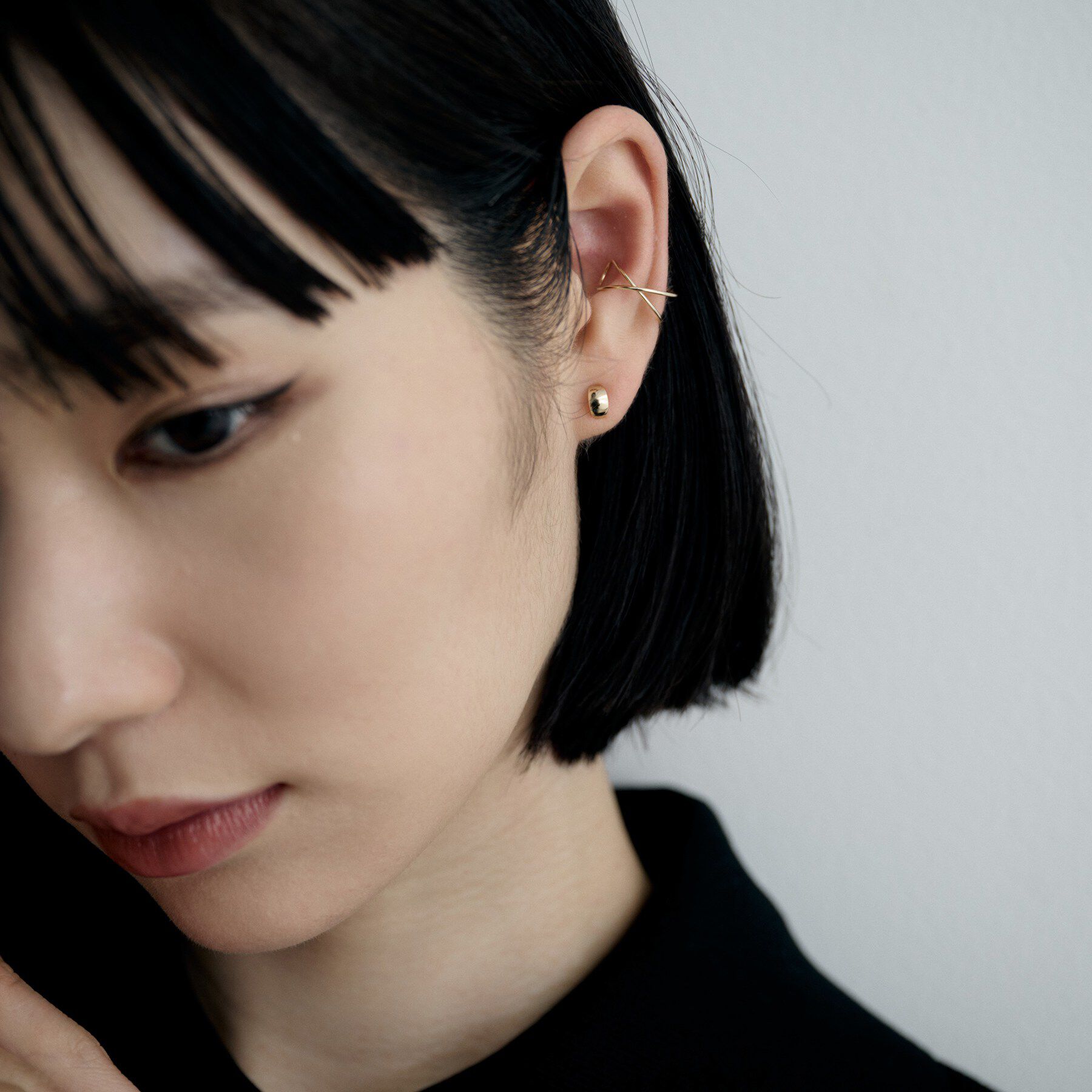 COCOSHNIK ONKITSCH「K10ワンストローククロスイヤーカフ」|イヤリング|