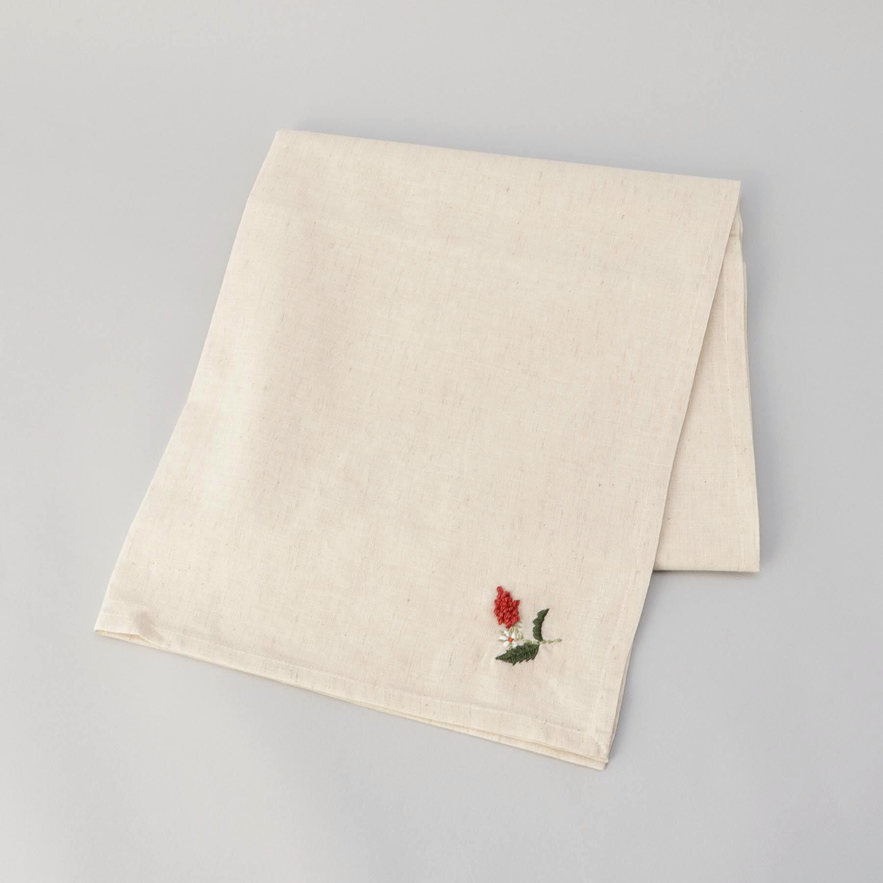 212 KITCHEN STORE「刺繍フラワー ワイルドストロベリー マルチクロス 130x130cm NA ＜212Kオリジナル ＞」|食器・キッチングッズ|