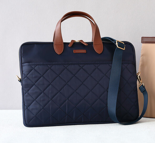  「キャリングケース・持ち手付・キルティング／デジタルアクセサリー」|モバイルケース|