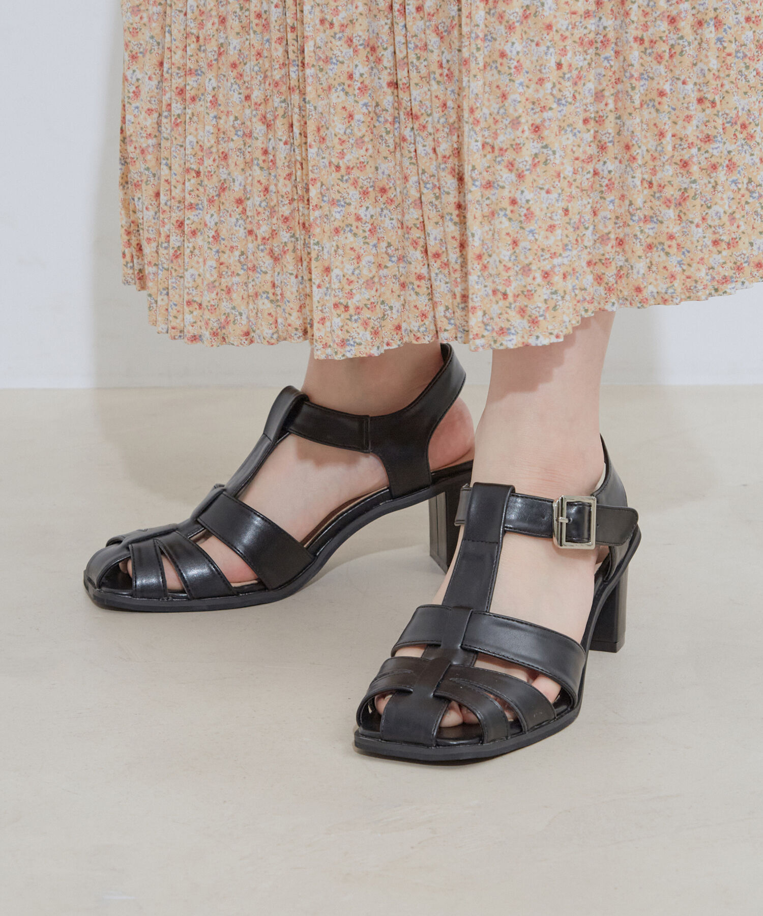 Juze「スクエアトゥヒールグルカサンダル」|サンダル|ブラック(01)