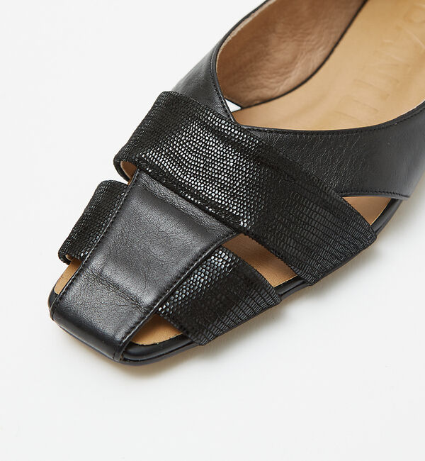 AU BANNISTER「グルカモチーフフラットパンプス」|パンプス|