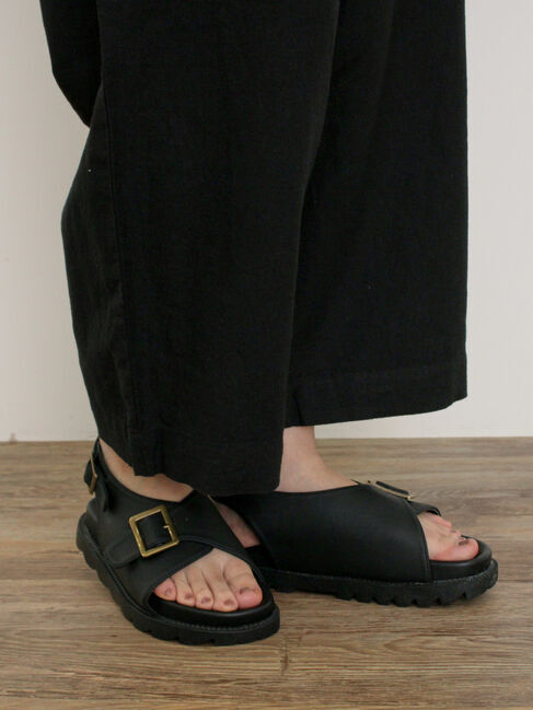 Samansa Mos2「バックルベルトサンダル」|サンダル|ブラック