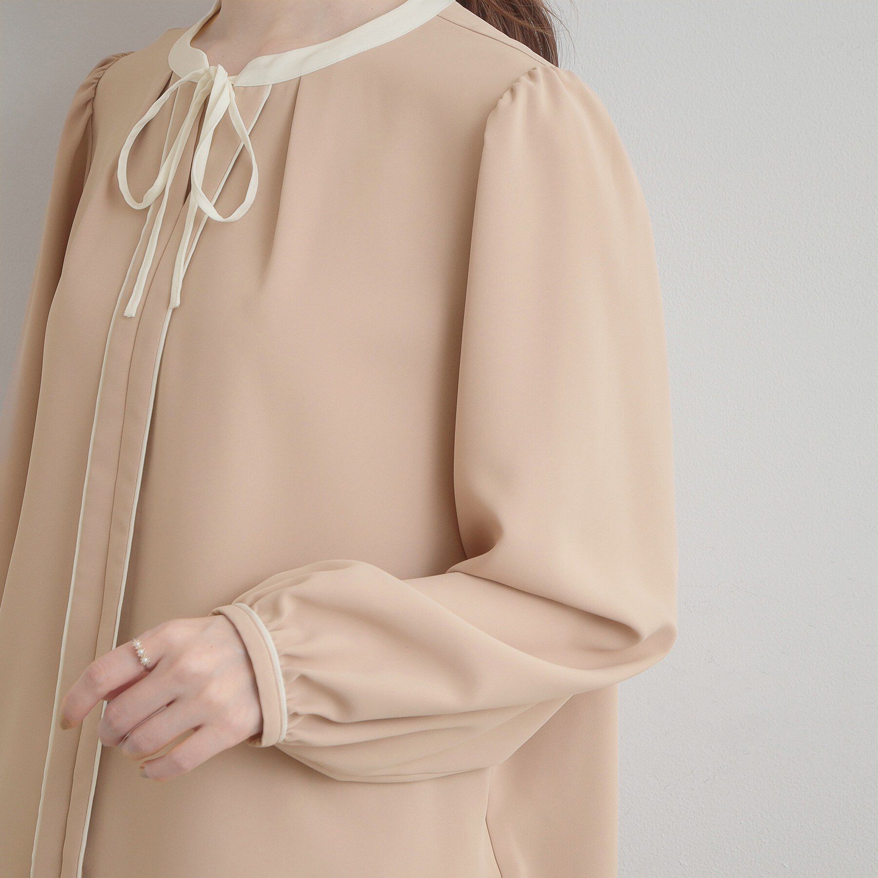 Couture broach「【洗える・ハレの日・通勤】配色 細リボンタイ ブラウス」|シャツ・ブラウス|