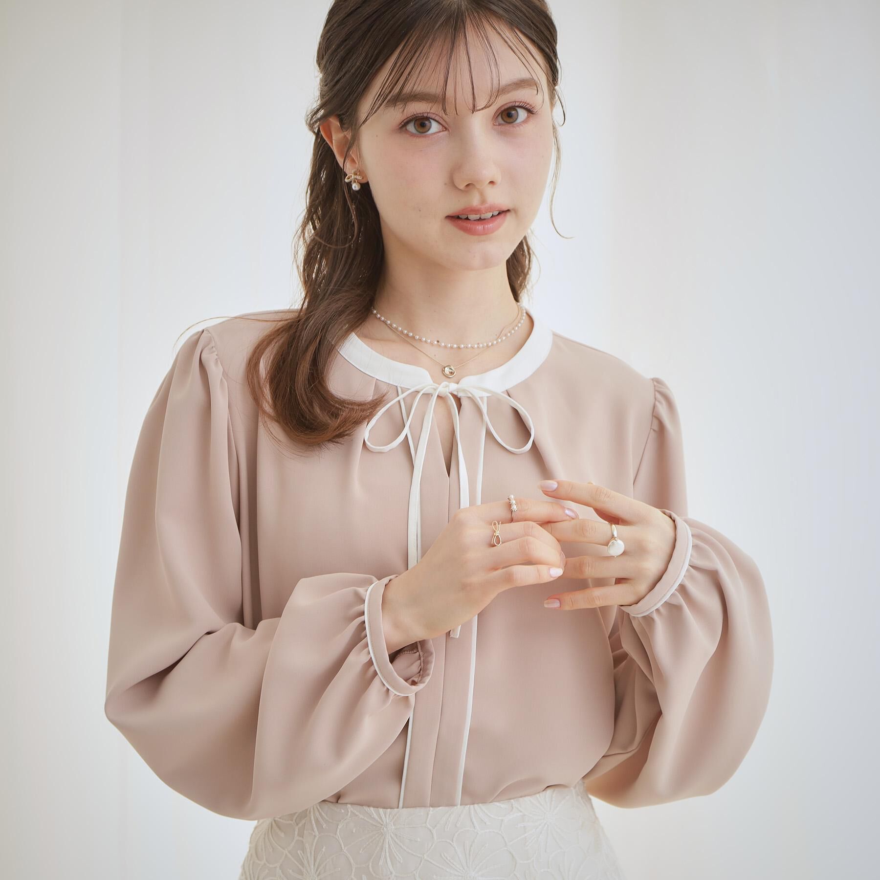 Couture broach「【洗える・ハレの日・通勤】配色 細リボンタイ ブラウス」|シャツ・ブラウス|ベージュ(552)