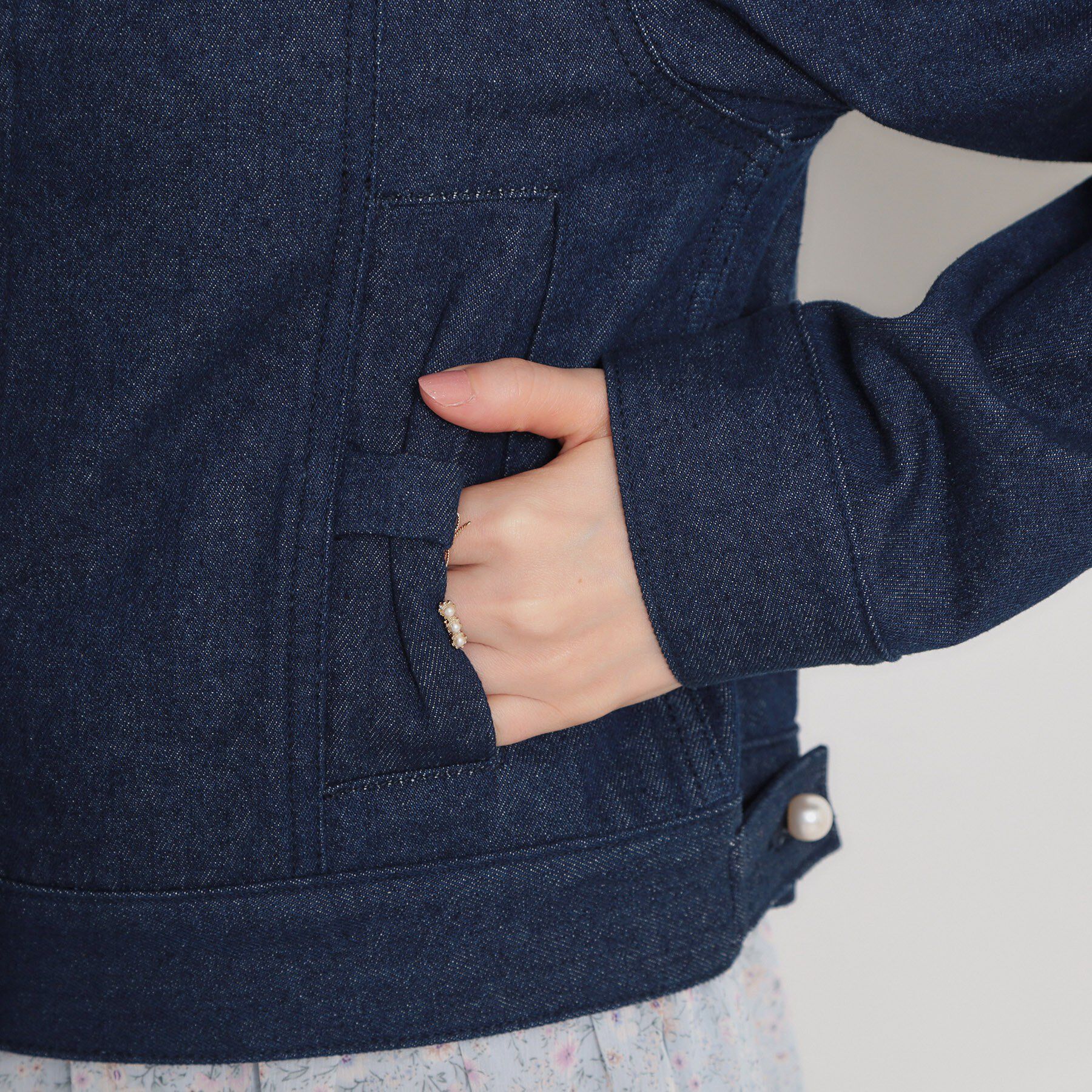 Couture broach「【洗える・綿100％】パール調ボタン デニムジャケット」|デニムジャケット|