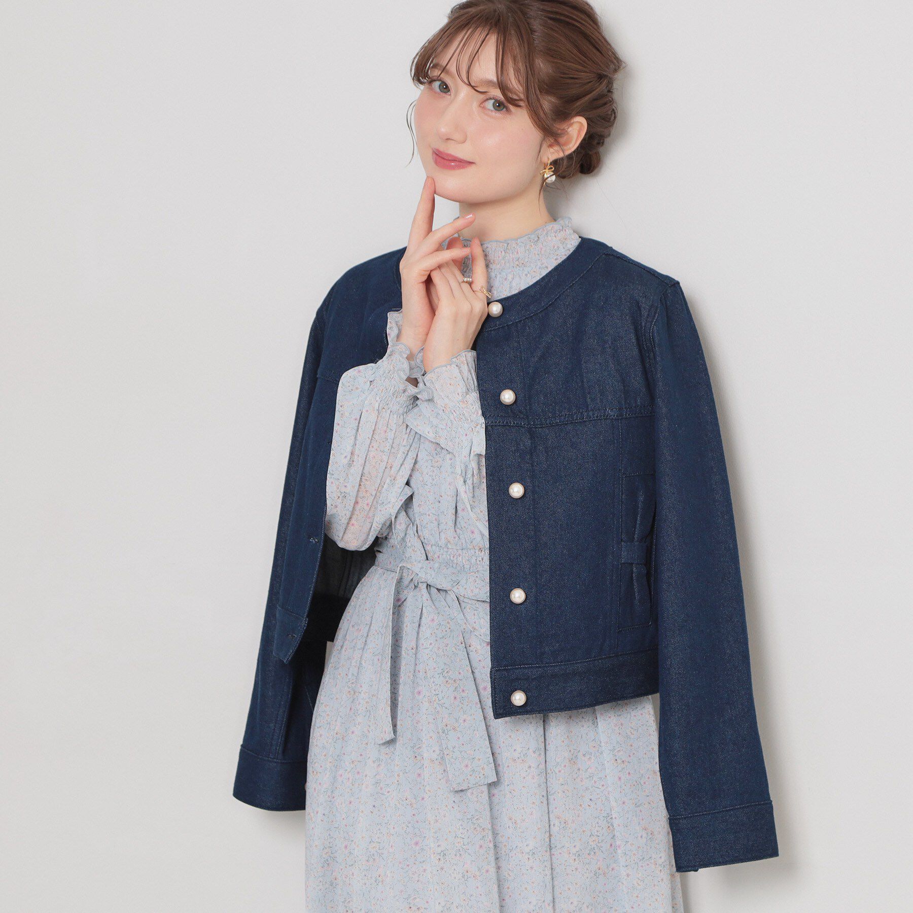 Couture broach「【洗える・綿100％】パール調ボタン デニムジャケット」|デニムジャケット|ネイビー(094)