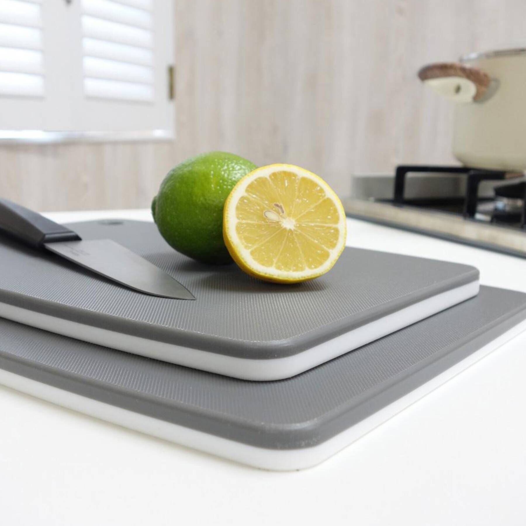 212 KITCHEN STORE「バイカラー抗菌カッティングボード M」|食器・キッチングッズ|