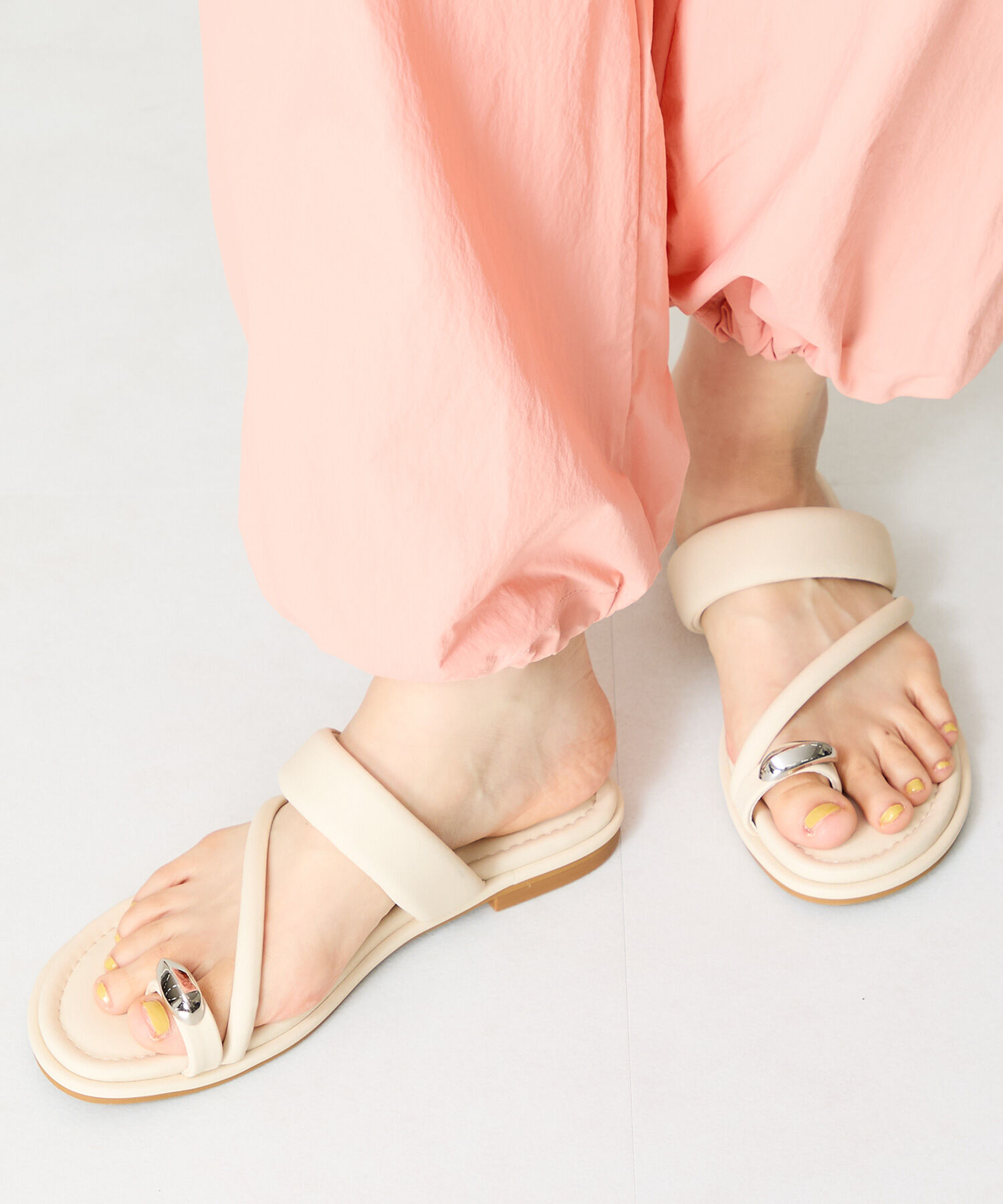 ORiental TRaffic「メタルパーツ&times;パデットベルトトングサンダル/51238 トレンド 人気 再入荷」|サンダル|