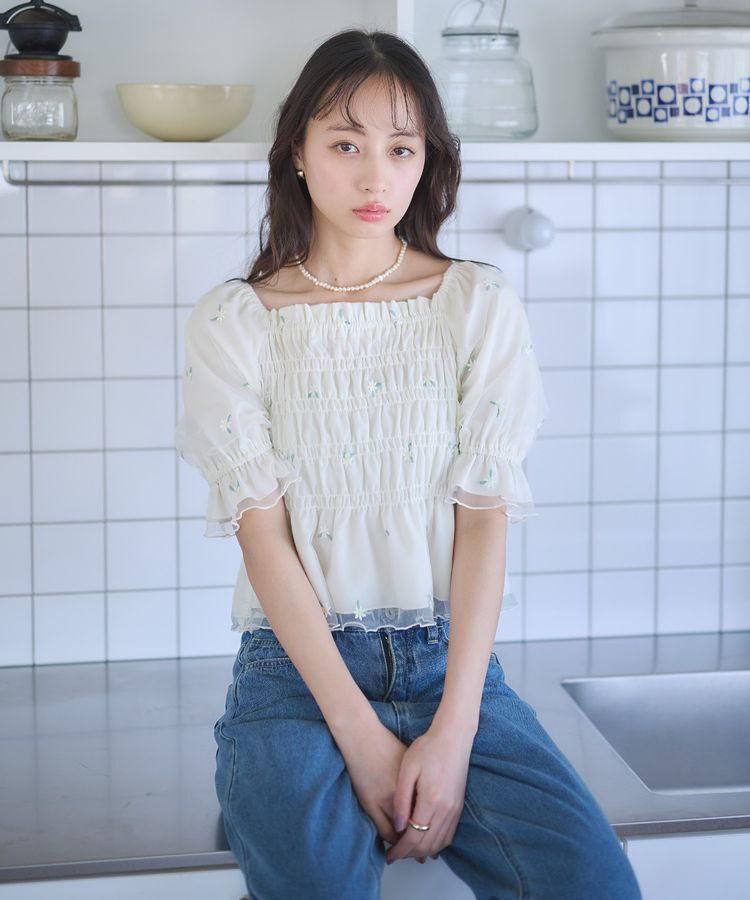 earth music&ecology「フラワー刺繍シャーリングプルオーバー」|シャツ・ブラウス|