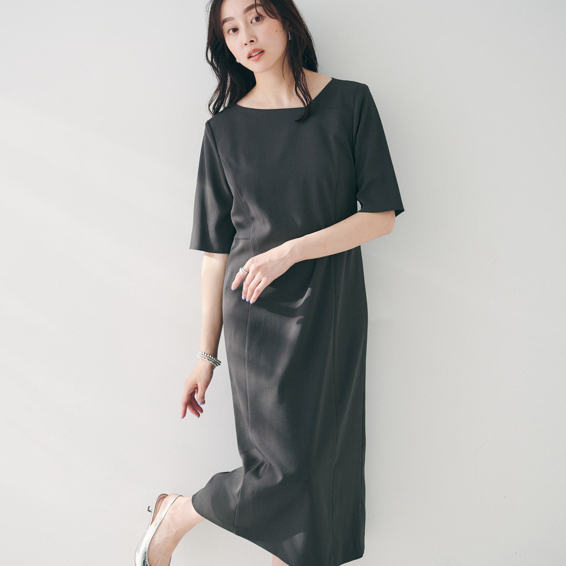 UNTITLED「【きれいめ/上品/夏ワンピ】アシメネックワンピース」|ワンピース|チャコールグレー(0