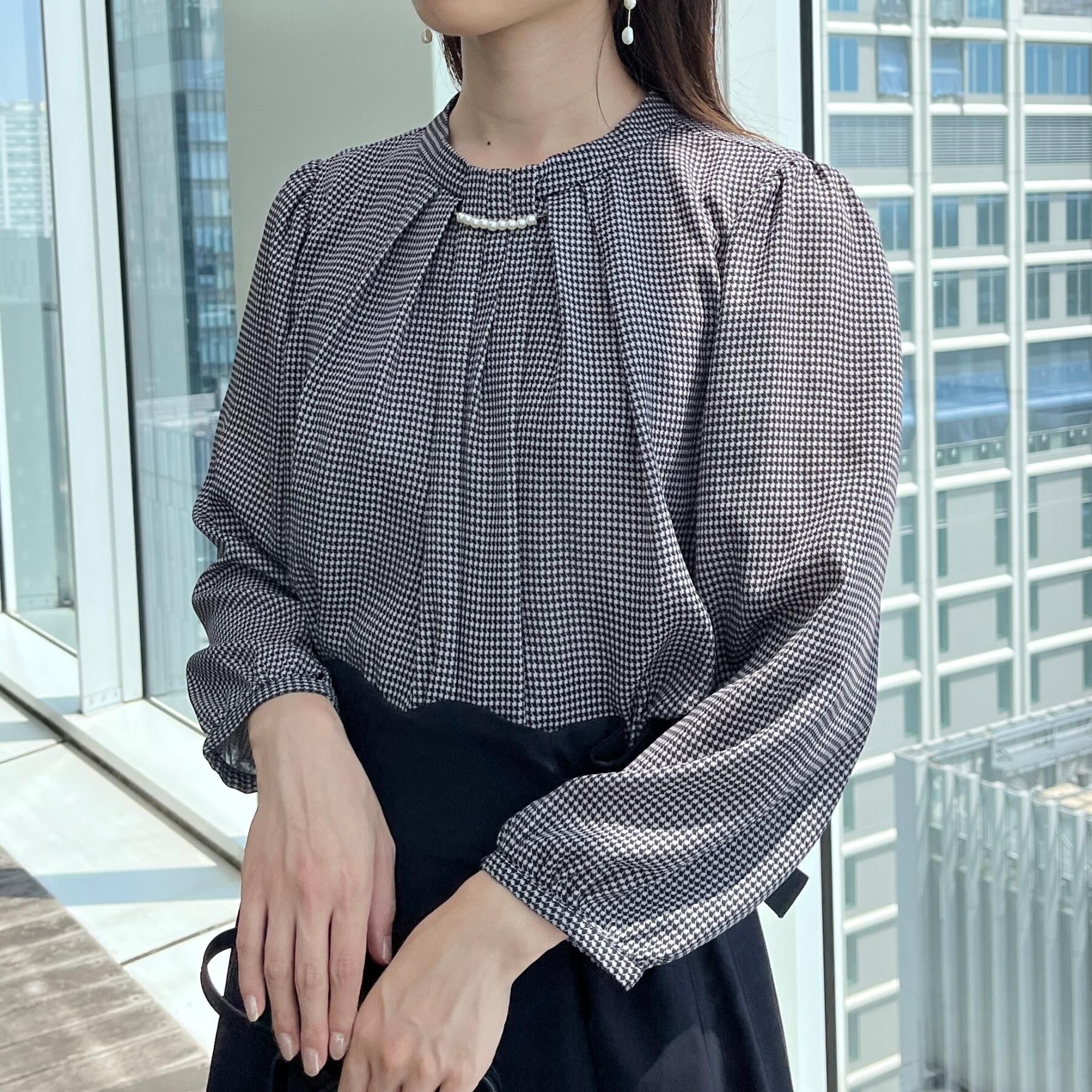 Couture broach「【大人可愛い・パール取り外し・通勤】・タックタイチェック柄ブラウス」|シャツ・ブラウス|