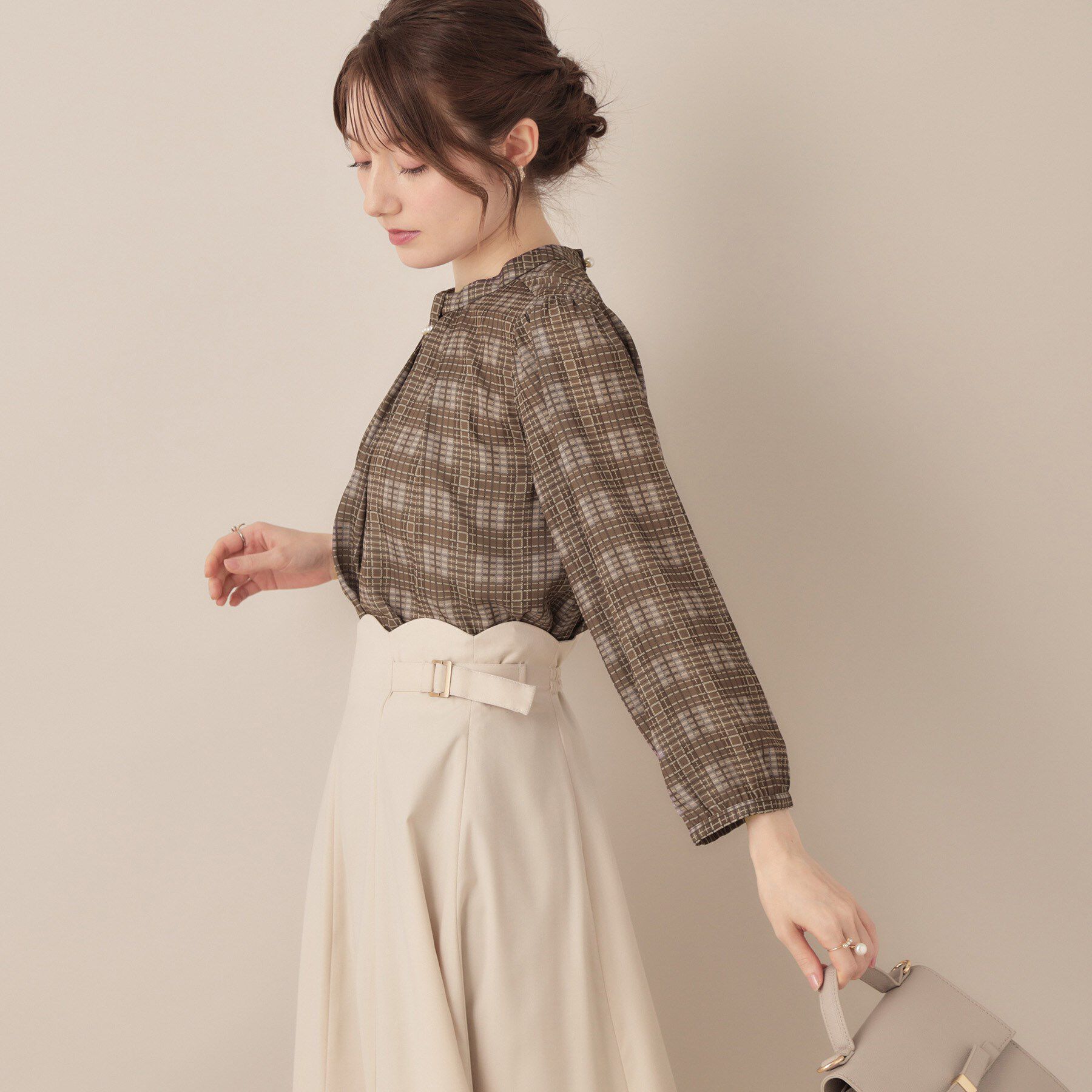 Couture broach「【大人可愛い・パール取り外し・通勤】・タックタイチェック柄ブラウス」|シャツ・ブラウス|