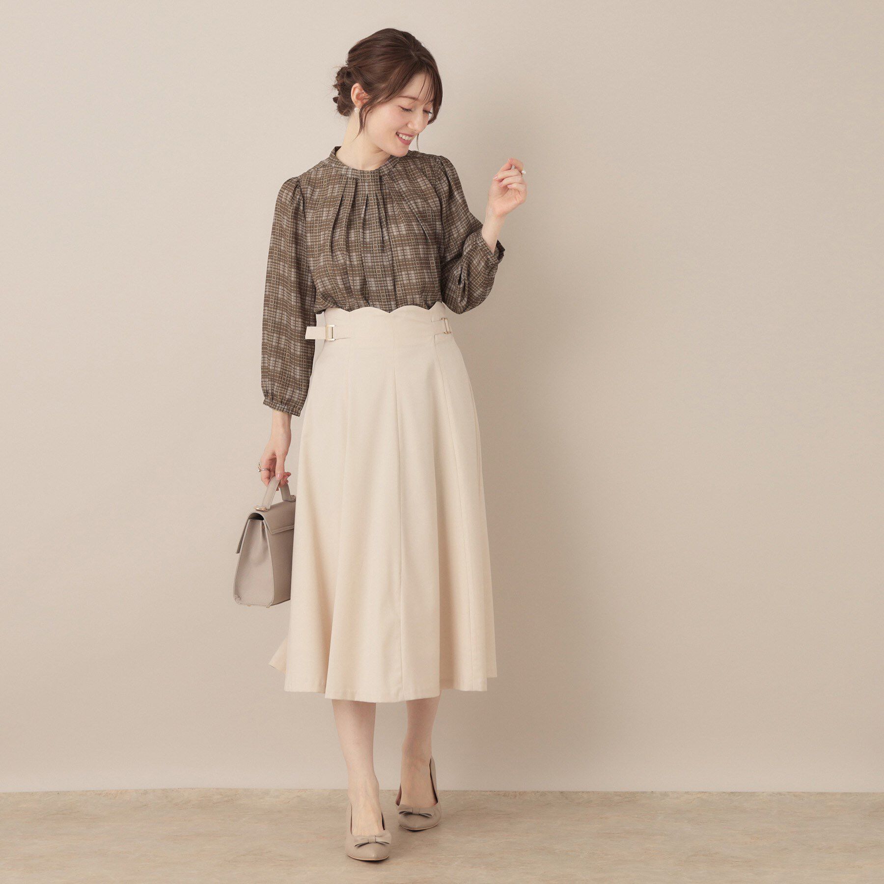 Couture broach「【大人可愛い・パール取り外し・通勤】・タックタイチェック柄ブラウス」|シャツ・ブラウス|