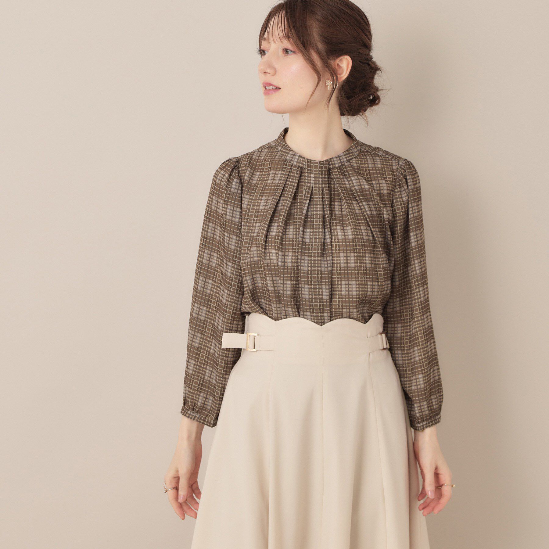 Couture broach「【大人可愛い・パール取り外し・通勤】・タックタイチェック柄ブラウス」|シャツ・ブラウス|