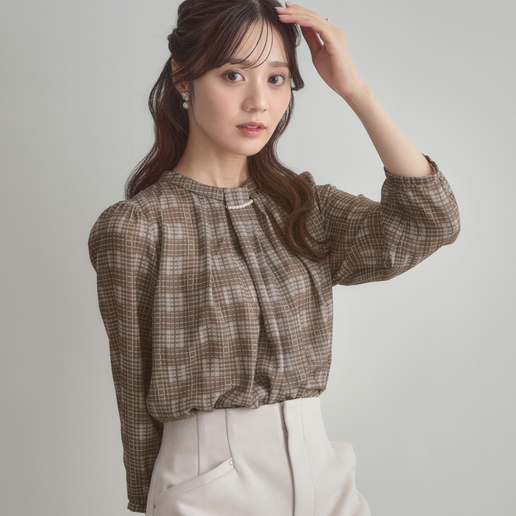 Couture broach「【大人可愛い・パール取り外し・通勤】・タックタイチェック柄ブラウス」|シャツ・ブラウス|