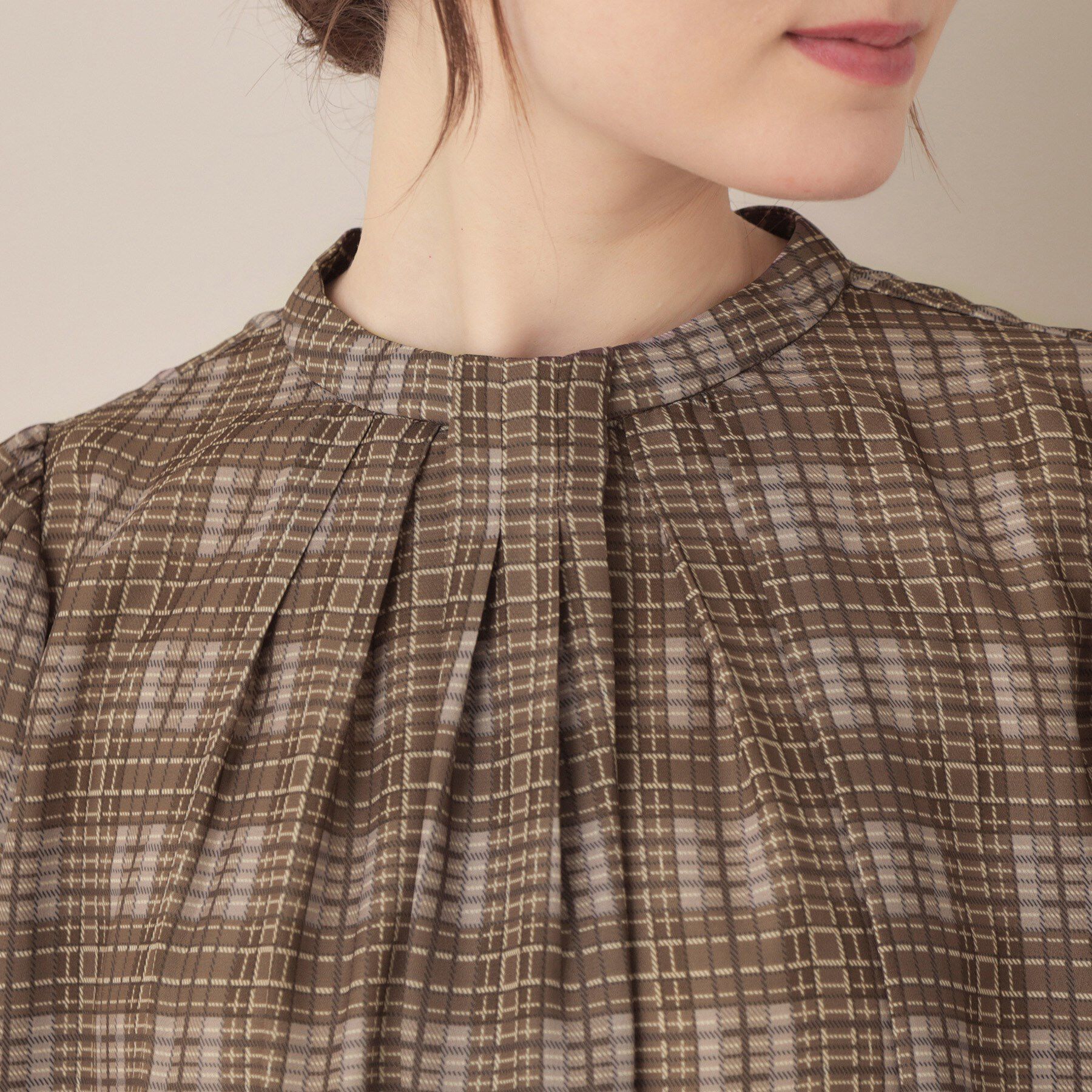 Couture broach「【大人可愛い・パール取り外し・通勤】・タックタイチェック柄ブラウス」|シャツ・ブラウス|