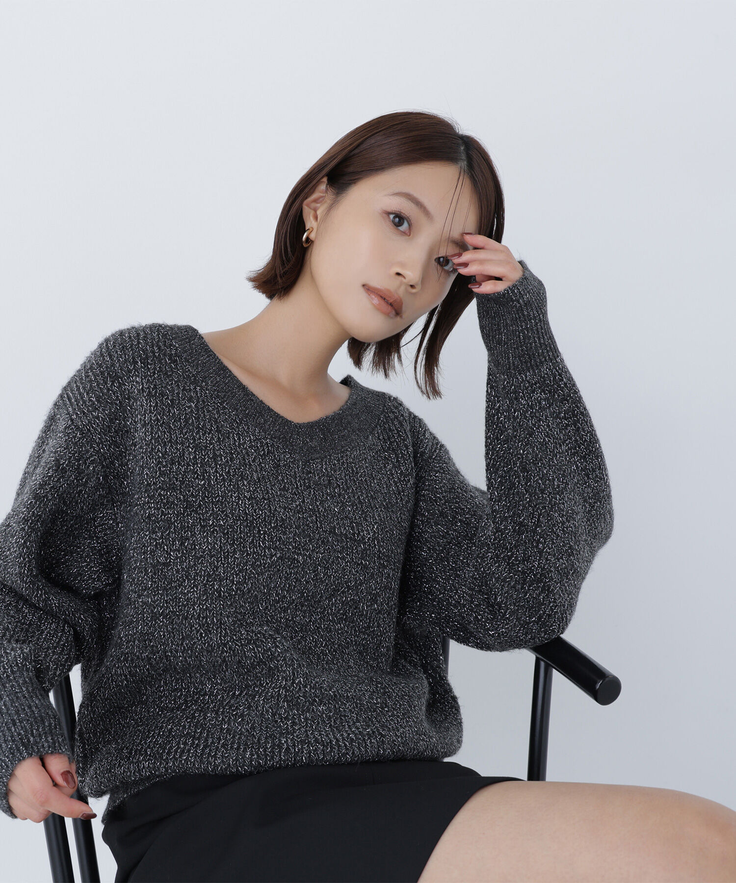  「Vネックボクシーラメニット」|ニット・セーター|チャコール1