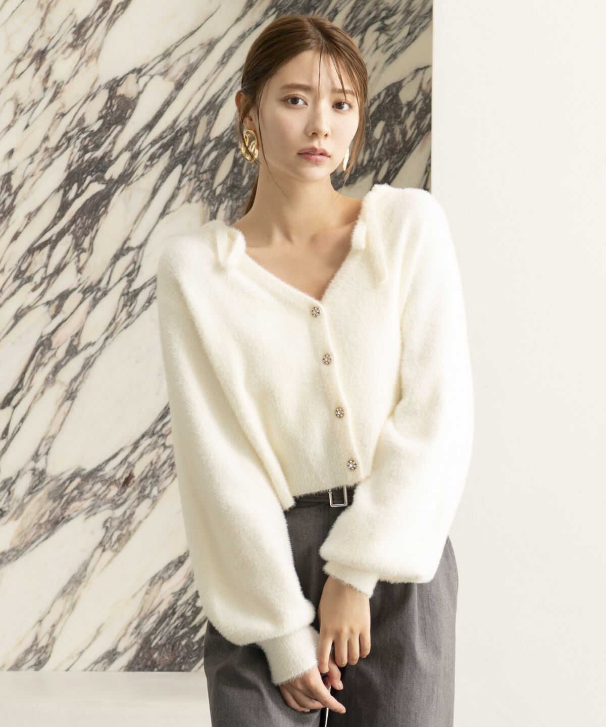 アンドクチュール「ラメフェザーVネックアンサンブル」|カーディガン|オフ