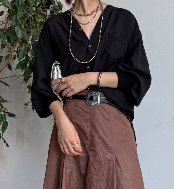  「【新色追加】GOLDボタンVVシャツ」|シャツ・ブラウス|ブラック