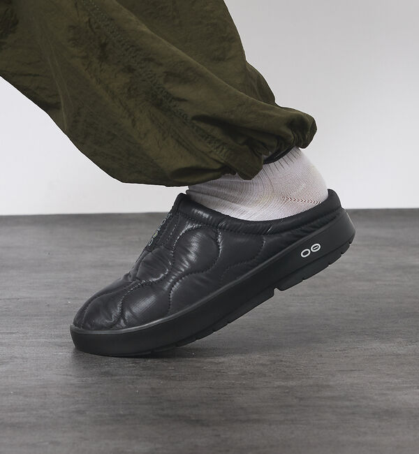 ABAHOUSE「【OOFOS/ウーフォス】OOcOOzie Thermo Mule /サーモミュ」|スニーカー|ブラック