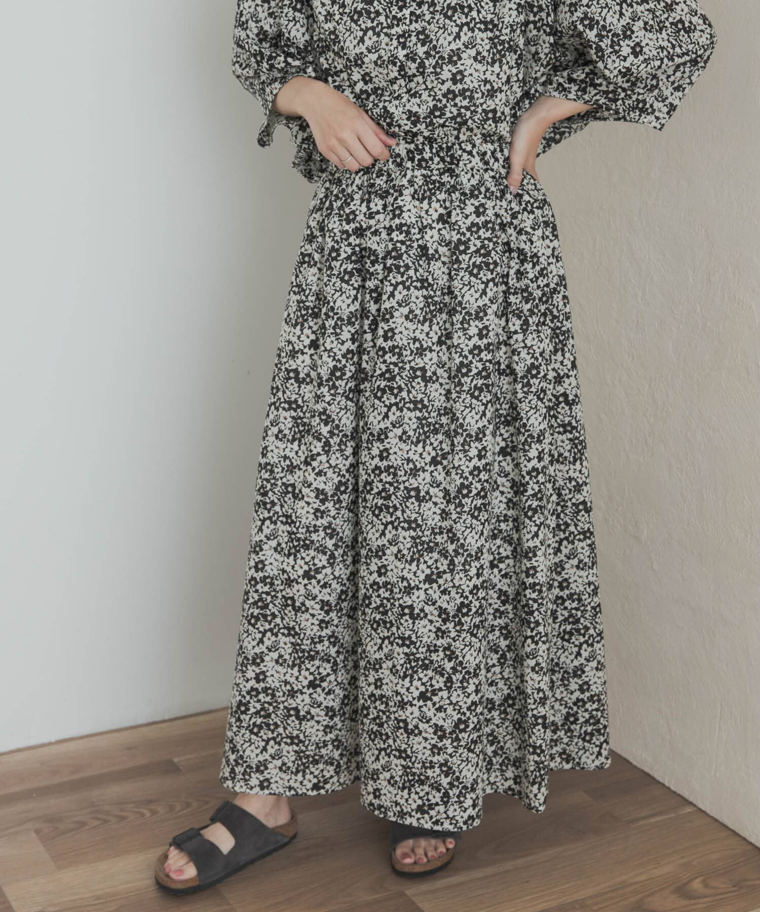 URBAN RESEARCH DOORS「フラワープリントギャザースカート」|スカート|ブラック系その他