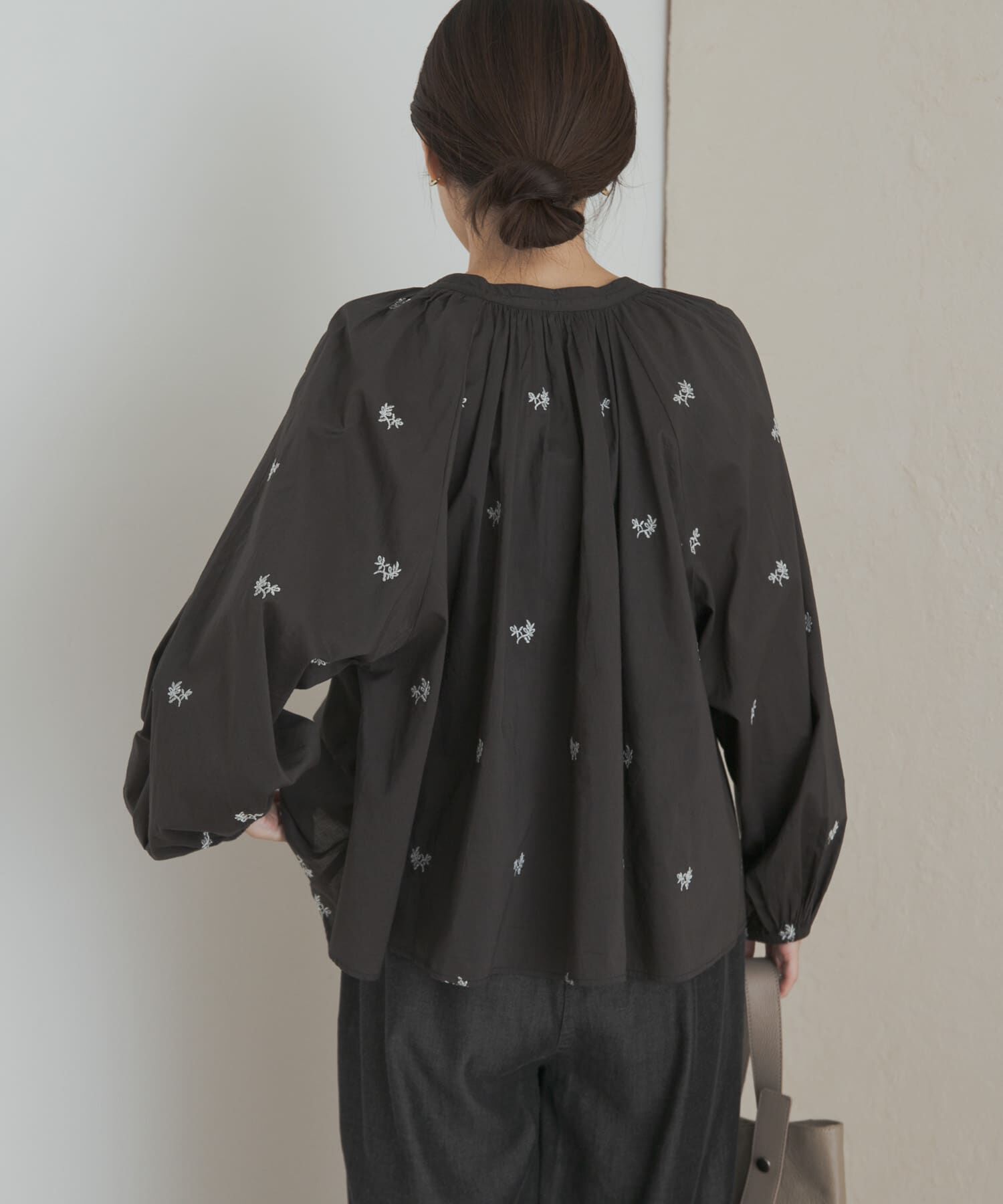 URBAN RESEARCH DOORS「リーフモチーフラメ刺繍ブラウス」|シャツ・ブラウス|
