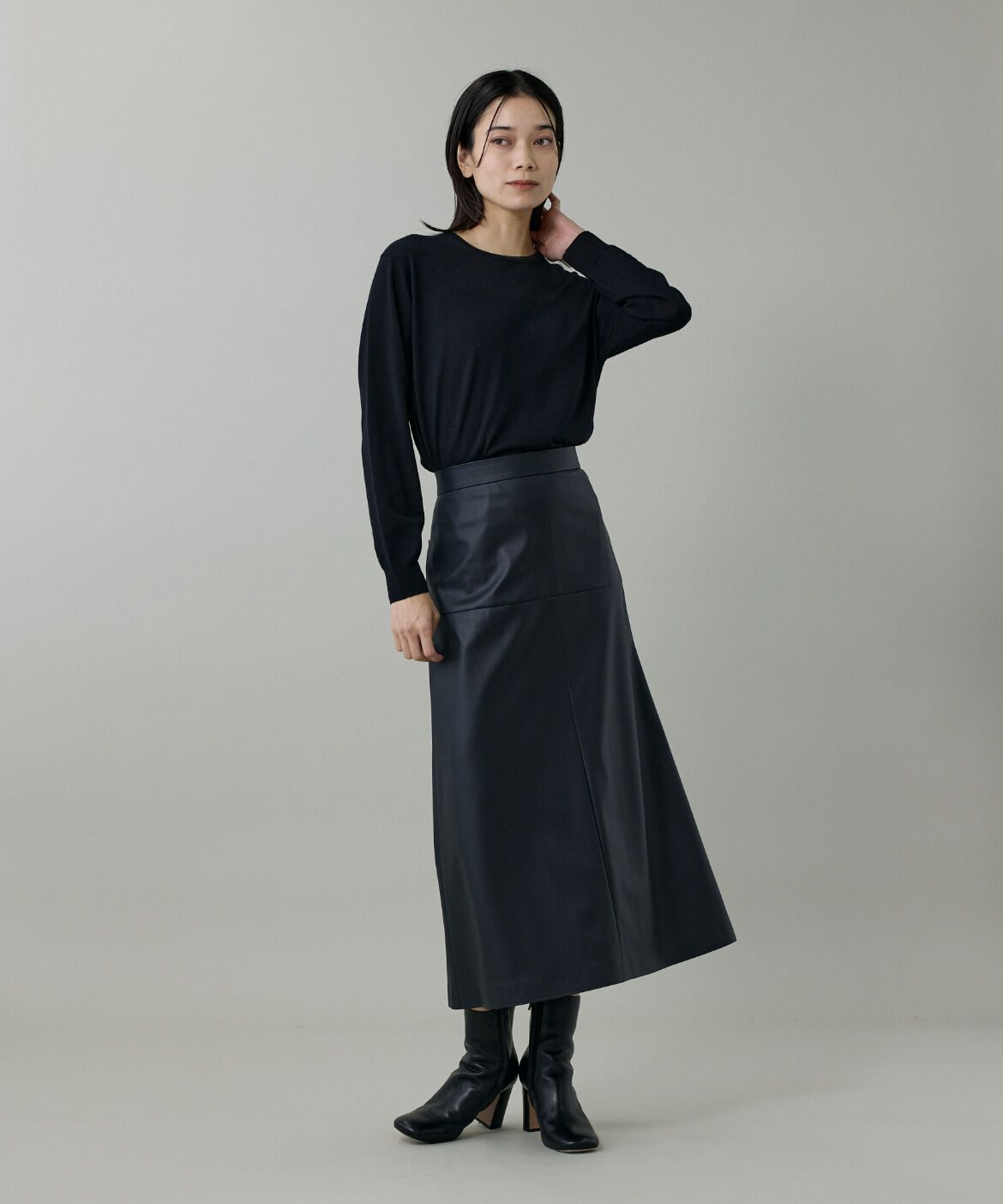 INED「《大きいサイズ》フェイクレザートラペーズスカート」|フレア|