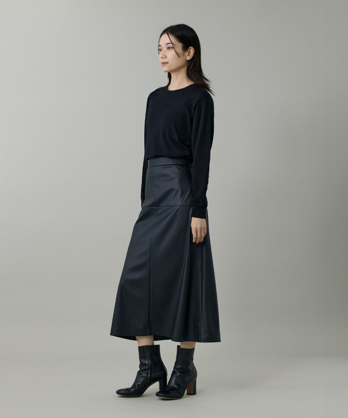 INED「《大きいサイズ》フェイクレザートラペーズスカート」|フレア|