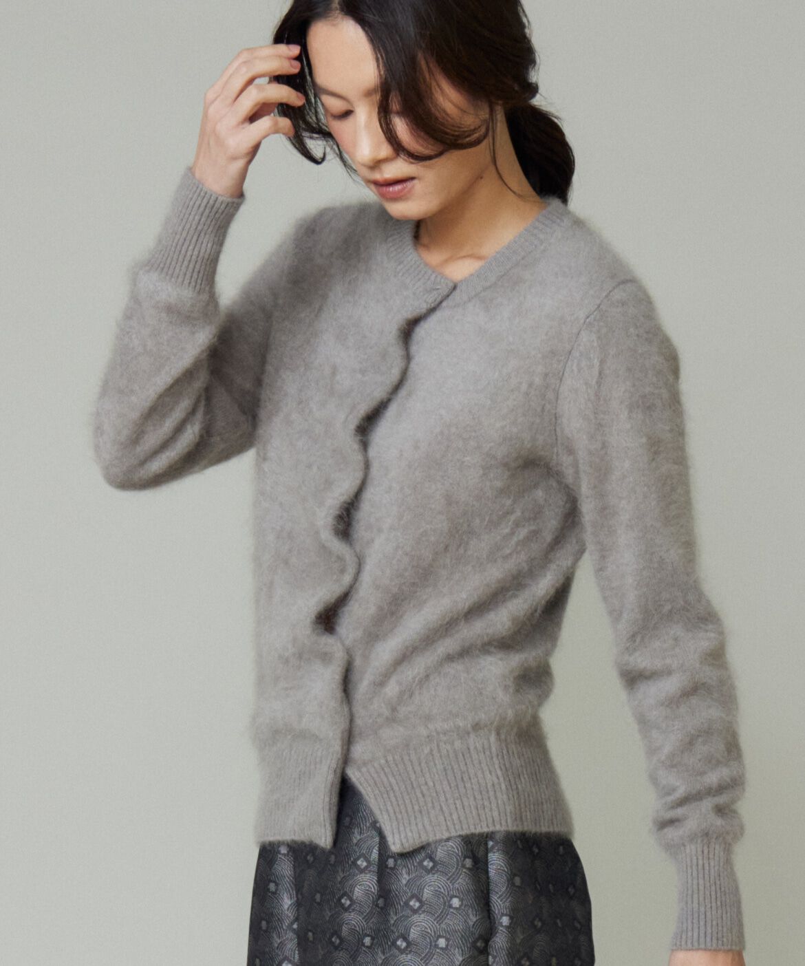 la veille by SUPERIOR CLOSET「カシミヤアシンメトリーカーディガン」|カーディガン|グレー1