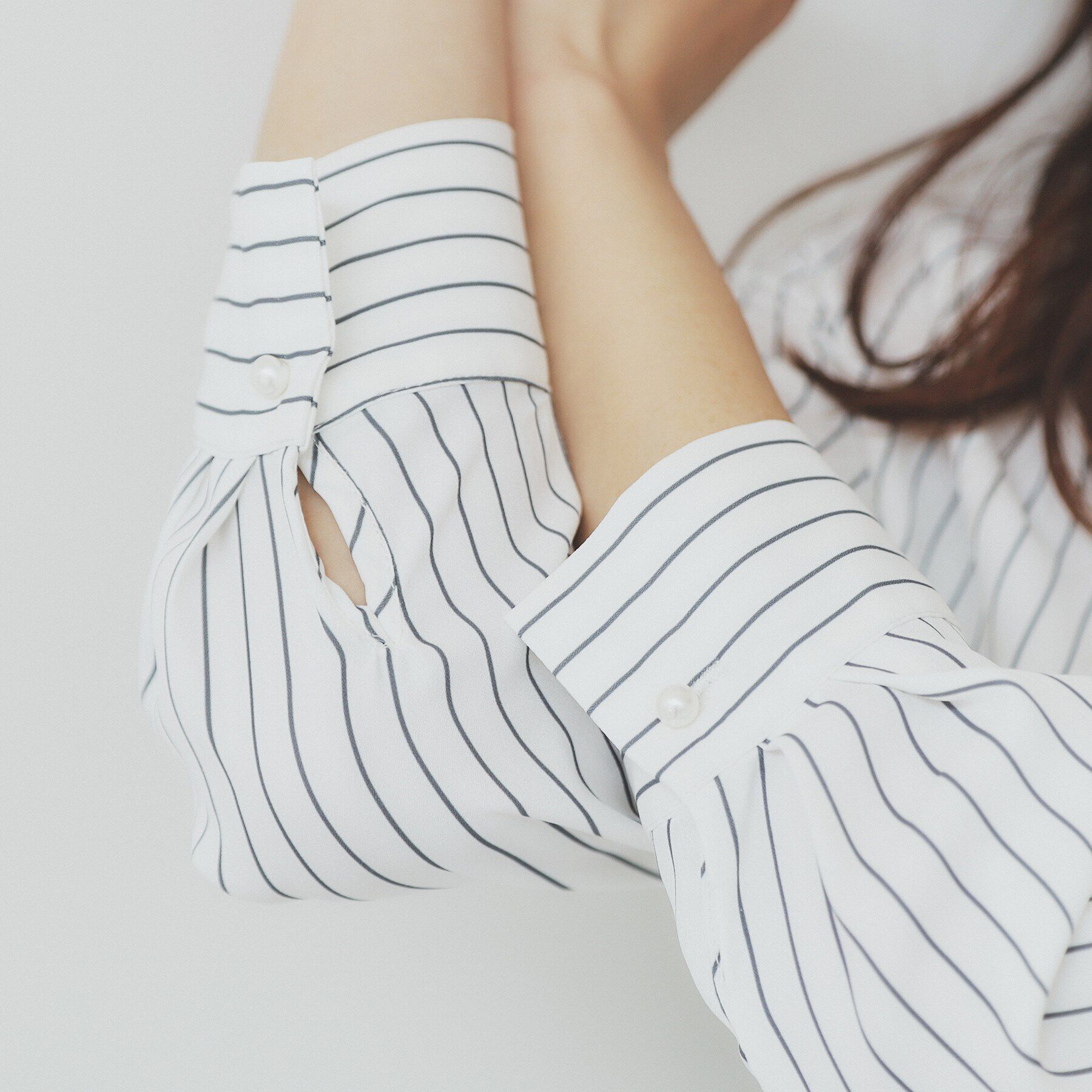 index「Vネックパール調ブラウス【洗濯機洗い可/イージーアイロン】」|シャツ・ブラウス|