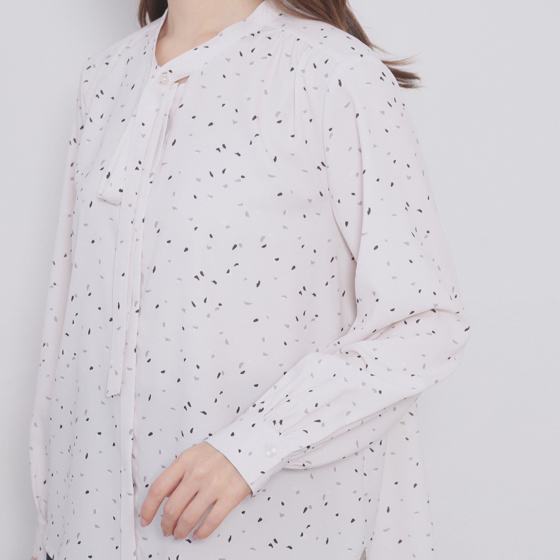 index「フェイクパールピンボウタイブラウス【洗濯機OK/イージーアイロン/ストレッチ】《XS-LL》」|シャツ・ブラウス|